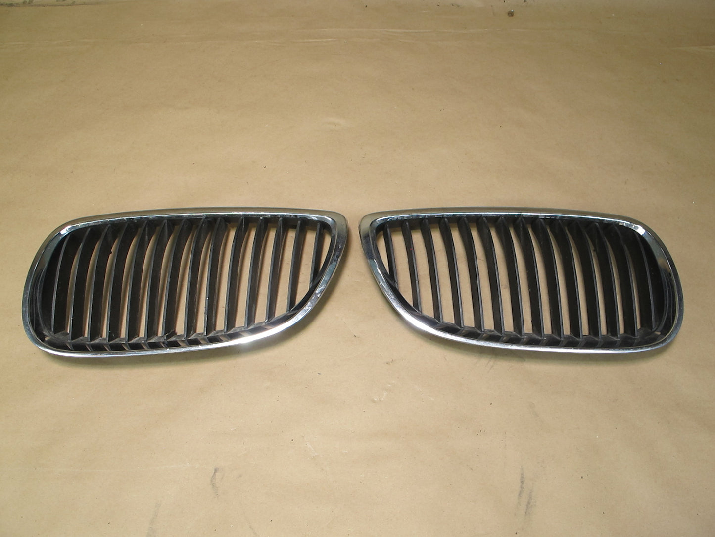 07-10 BMW E92 E93 Set of 2 Front Bumper Left & Right Kidney Grille OEM