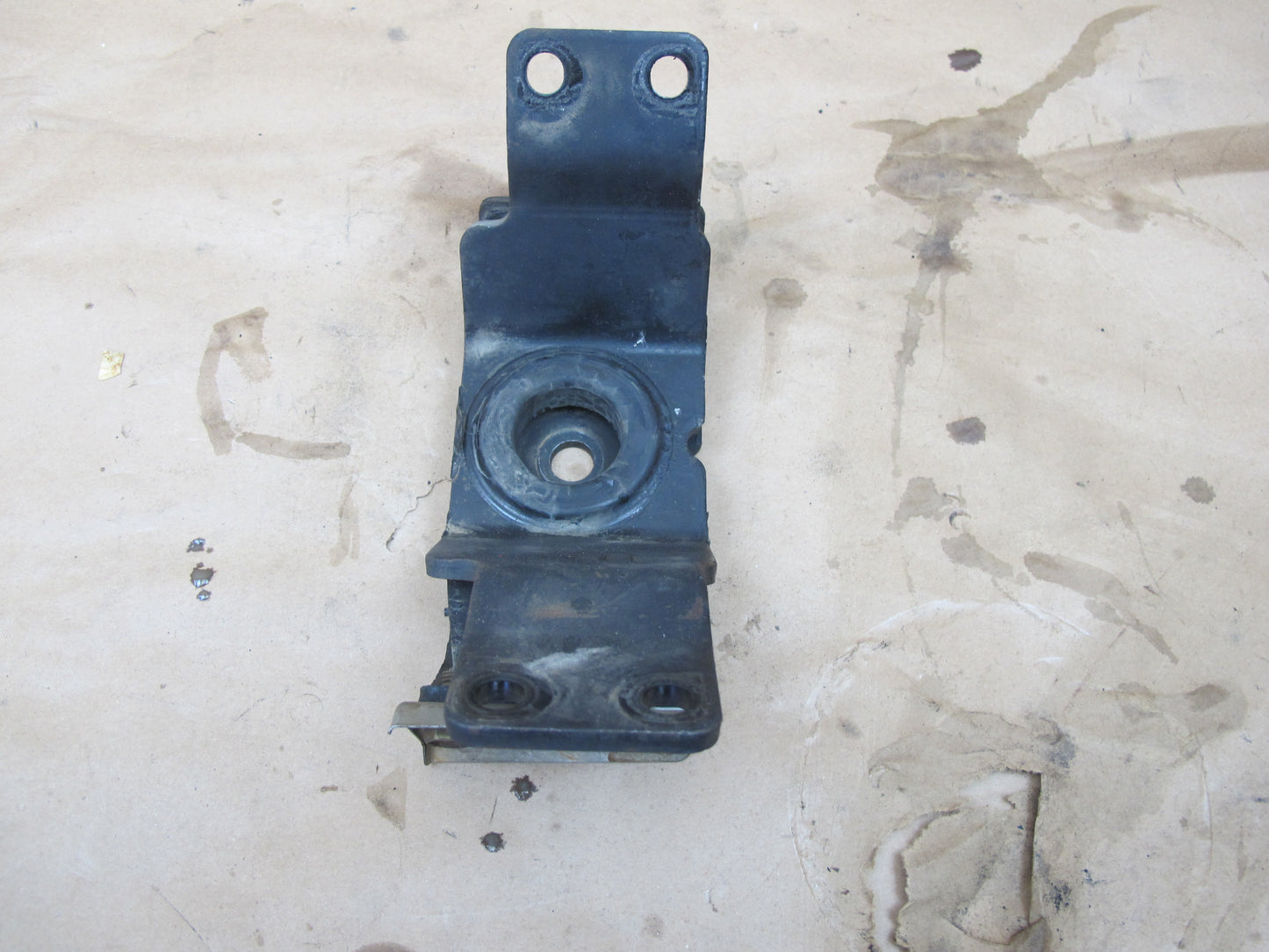 2003-2009 Lexus UZJ120L GX470 A/T Automatic Transmission Mount Bracket Support