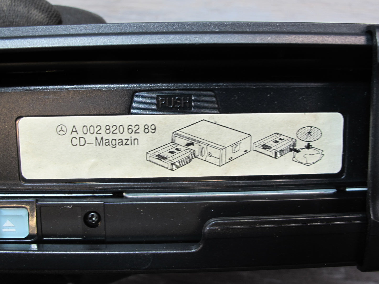 03-08 Mercedes R230 Sl-class CD Changer MC3010 w Magazine 2308209089 OEM