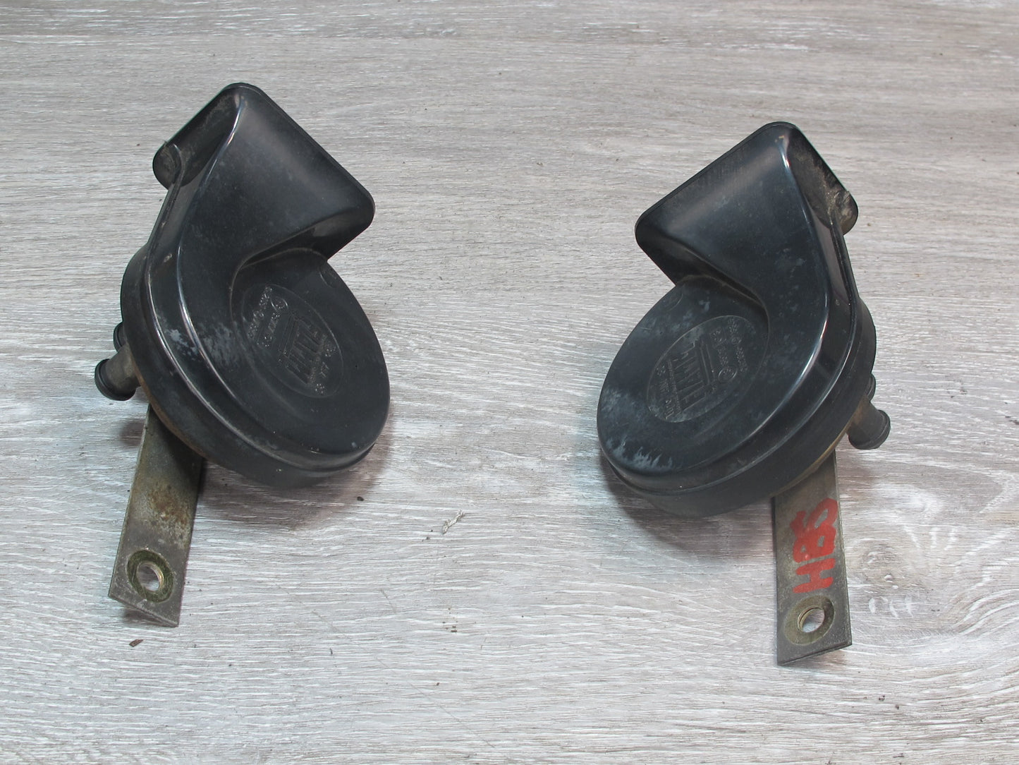 77-87 BMW E24 E23 E28 Set of 2 High Low Tone Note Pitch Horn Signal OEM