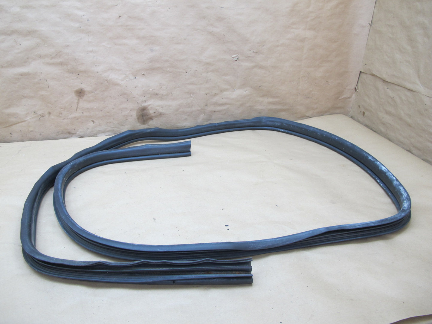 2003-2009 Hummer H2 Front Right Door Weatherstrip Rubber Seal