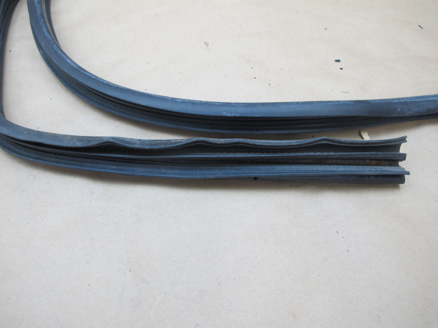 2003-2009 Hummer H2 Front Right Door Weatherstrip Rubber Seal