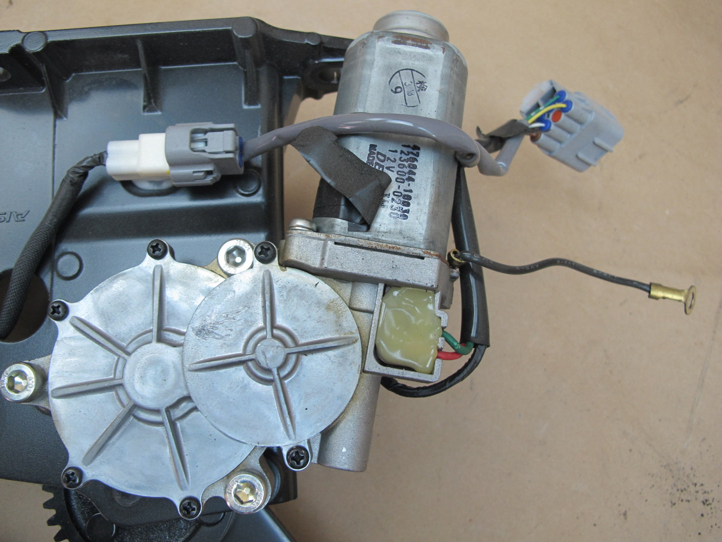 10-15 Lexus IS350 Convertible Rear Left Electric TOP Roof Motor Hinge OEM