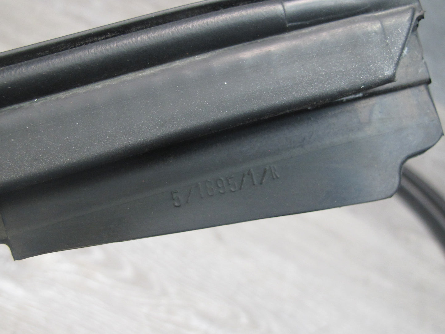 1999-2005 Porsche 911 996 Convertible Rear TOP Roof Weatherstrip Rubber Seal