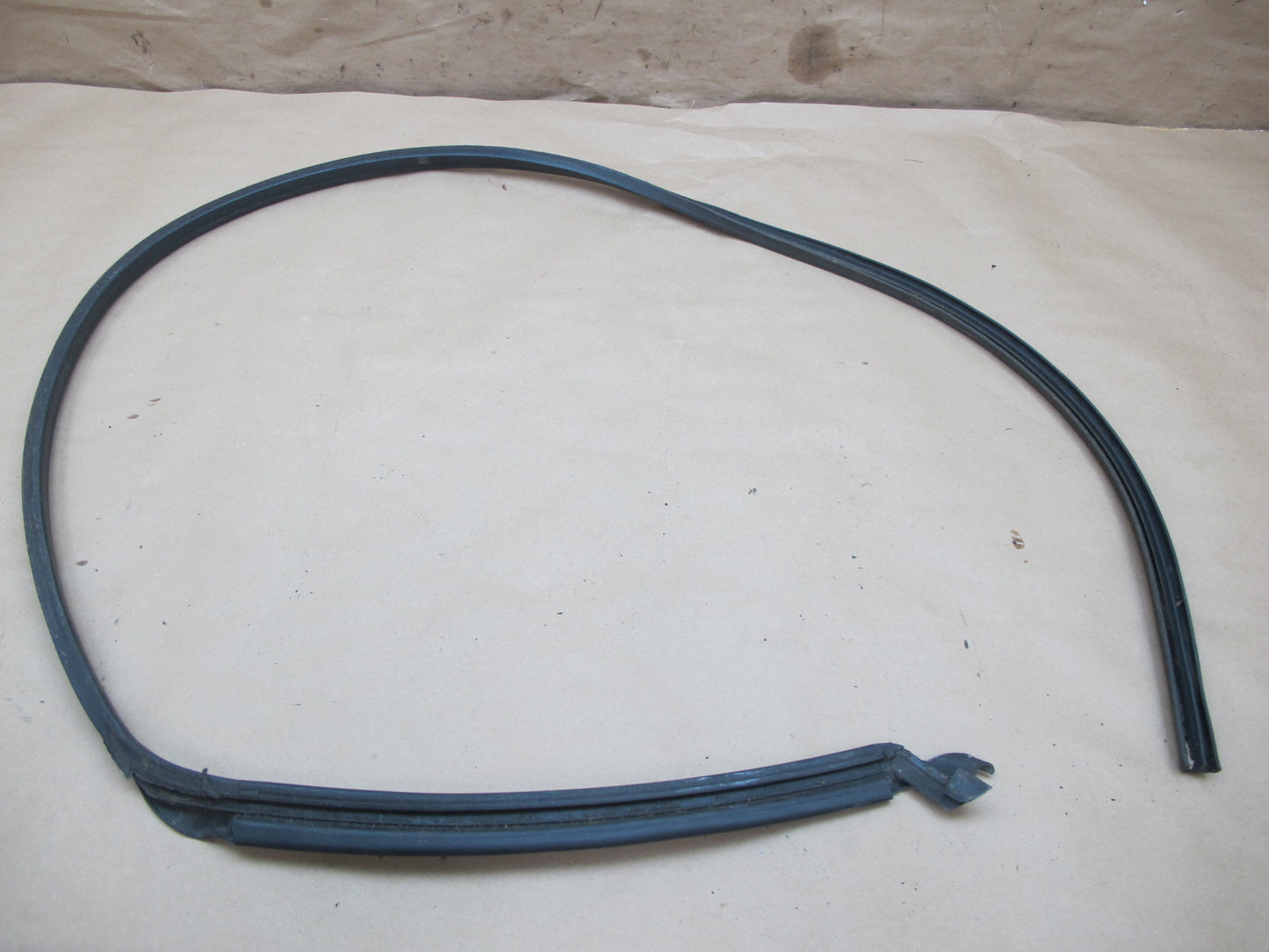 2003-2009 Hummer H2 Front Right Door Upper Weatherstrip Rubber Seal