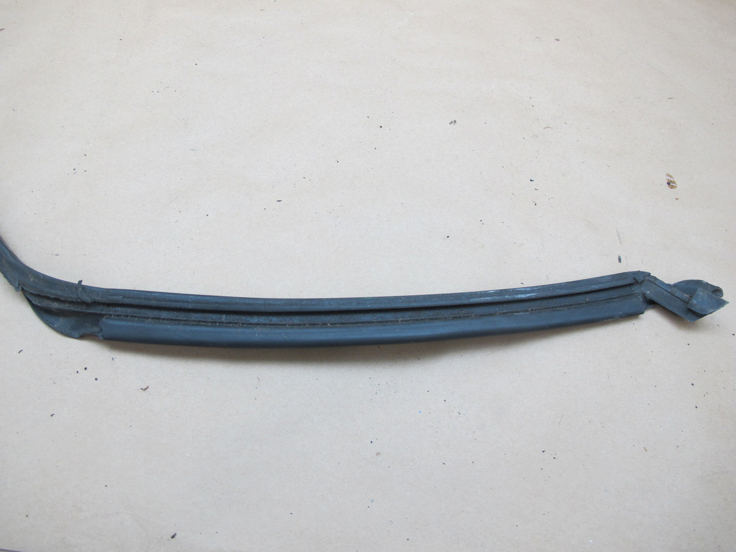 2003-2009 Hummer H2 Front Right Door Upper Weatherstrip Rubber Seal