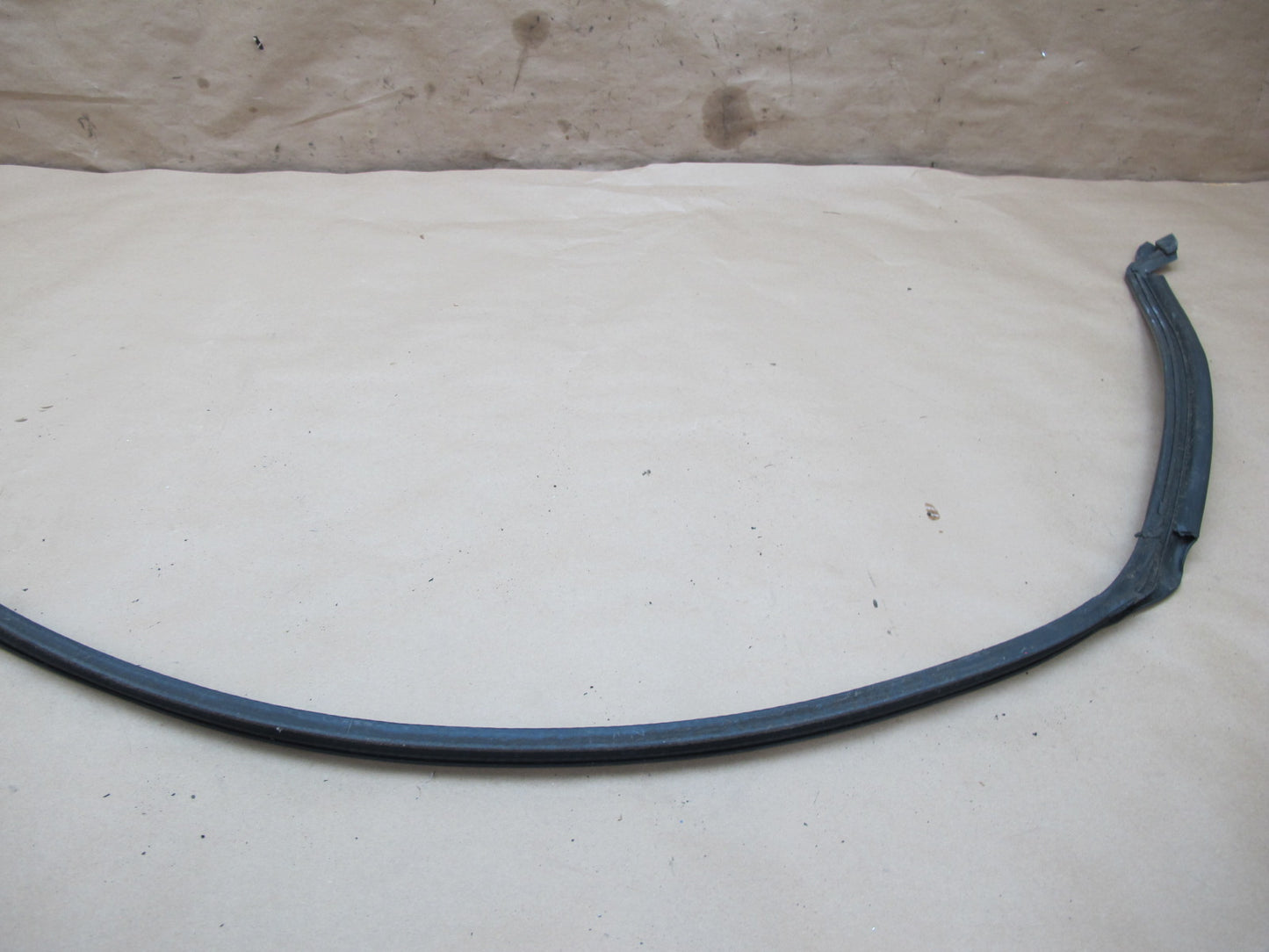 2003-2009 Hummer H2 Front Right Door Upper Weatherstrip Rubber Seal