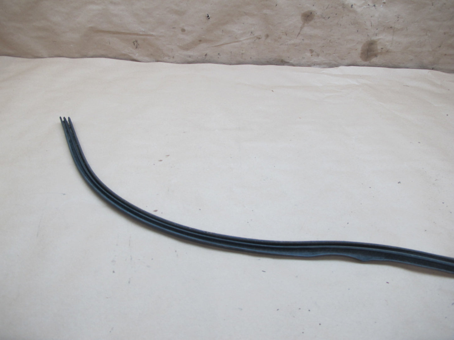 2003-2009 Hummer H2 Front Right Door Upper Weatherstrip Rubber Seal