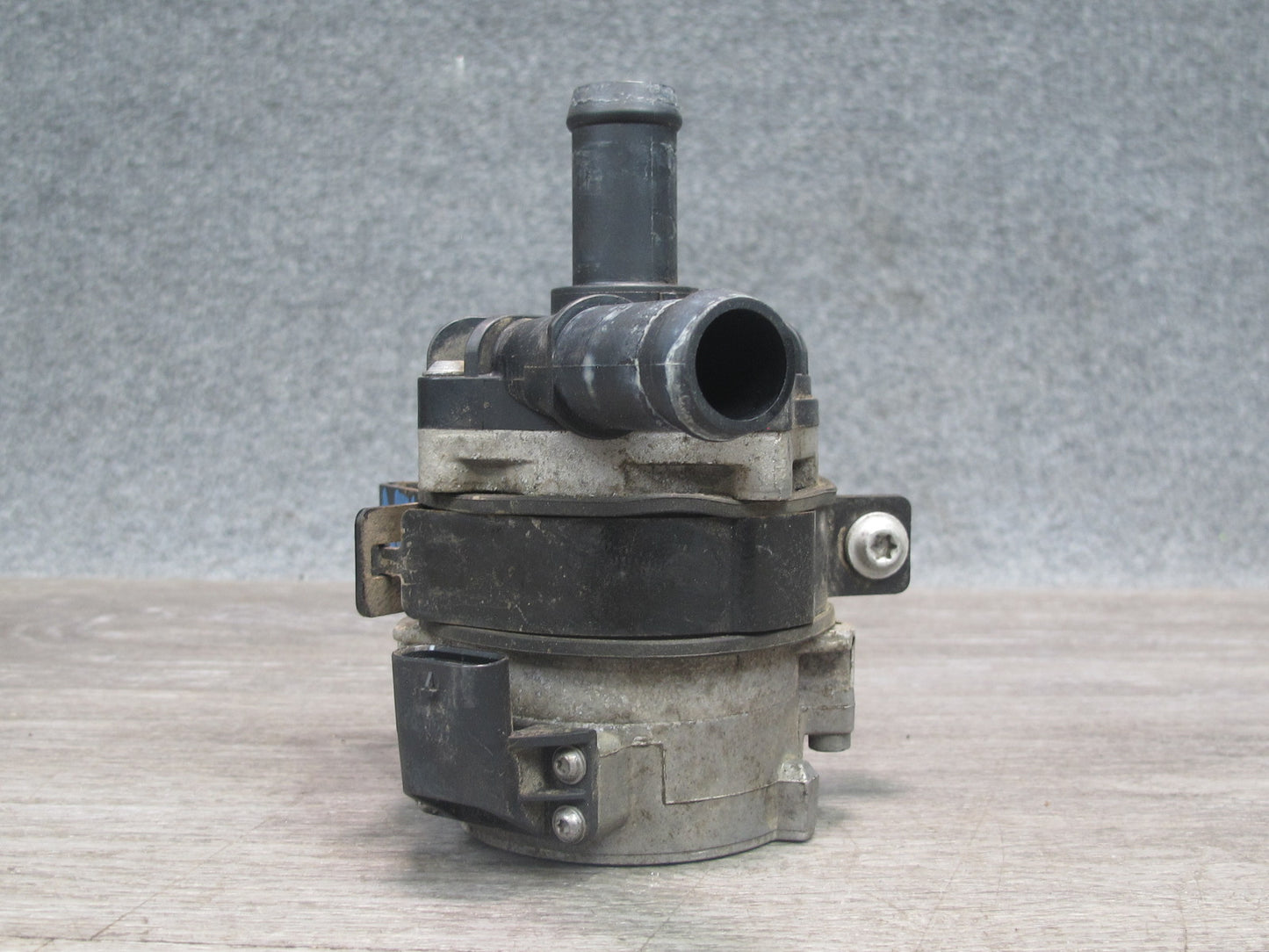 11-12 Fisker Karma Auxiliary Coolant Water Pump C131133201000 OEM