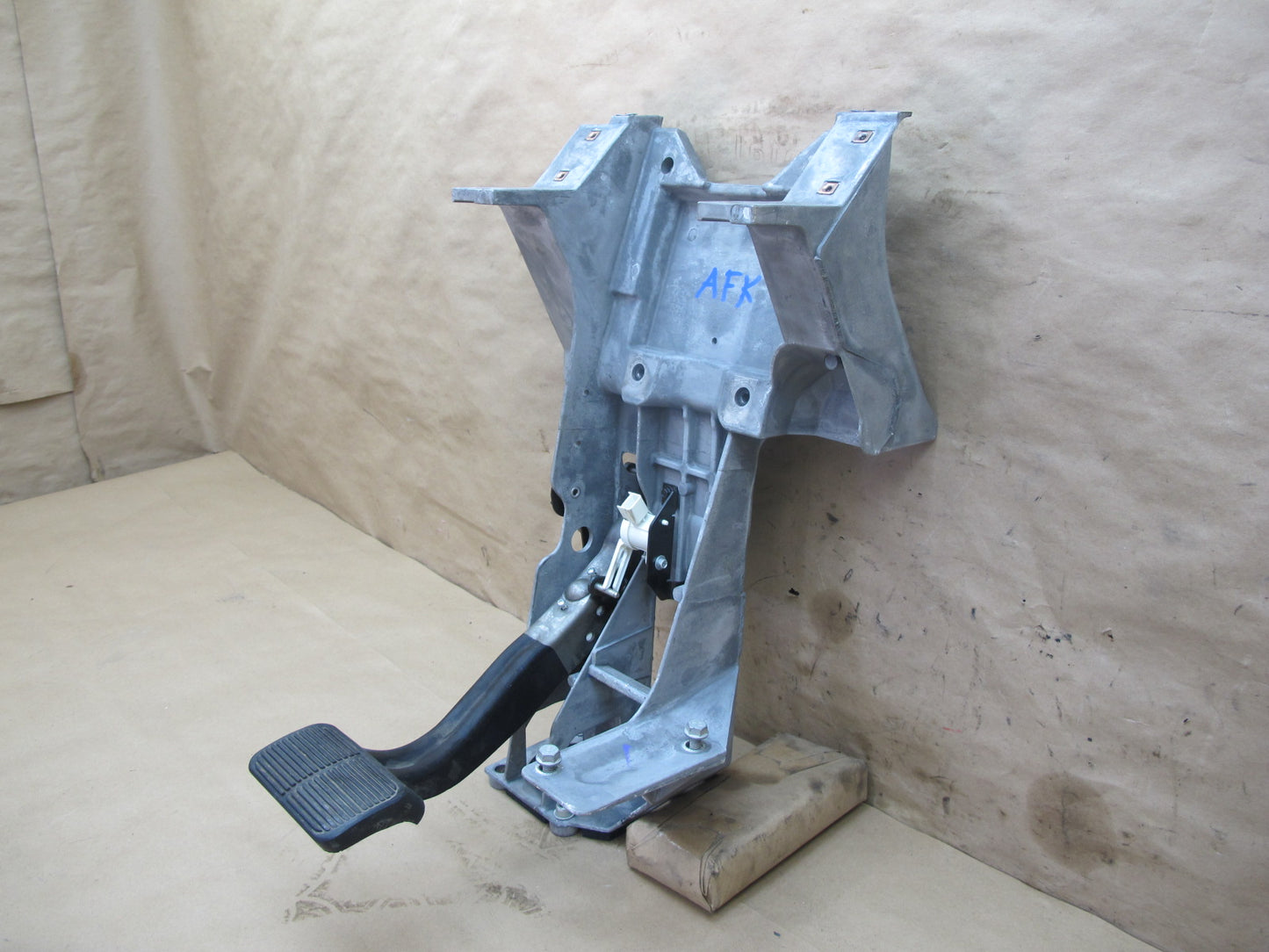 11-12 Fisker Karma Brake Pedal w Sensor & Mount Bracket Assembly OEM