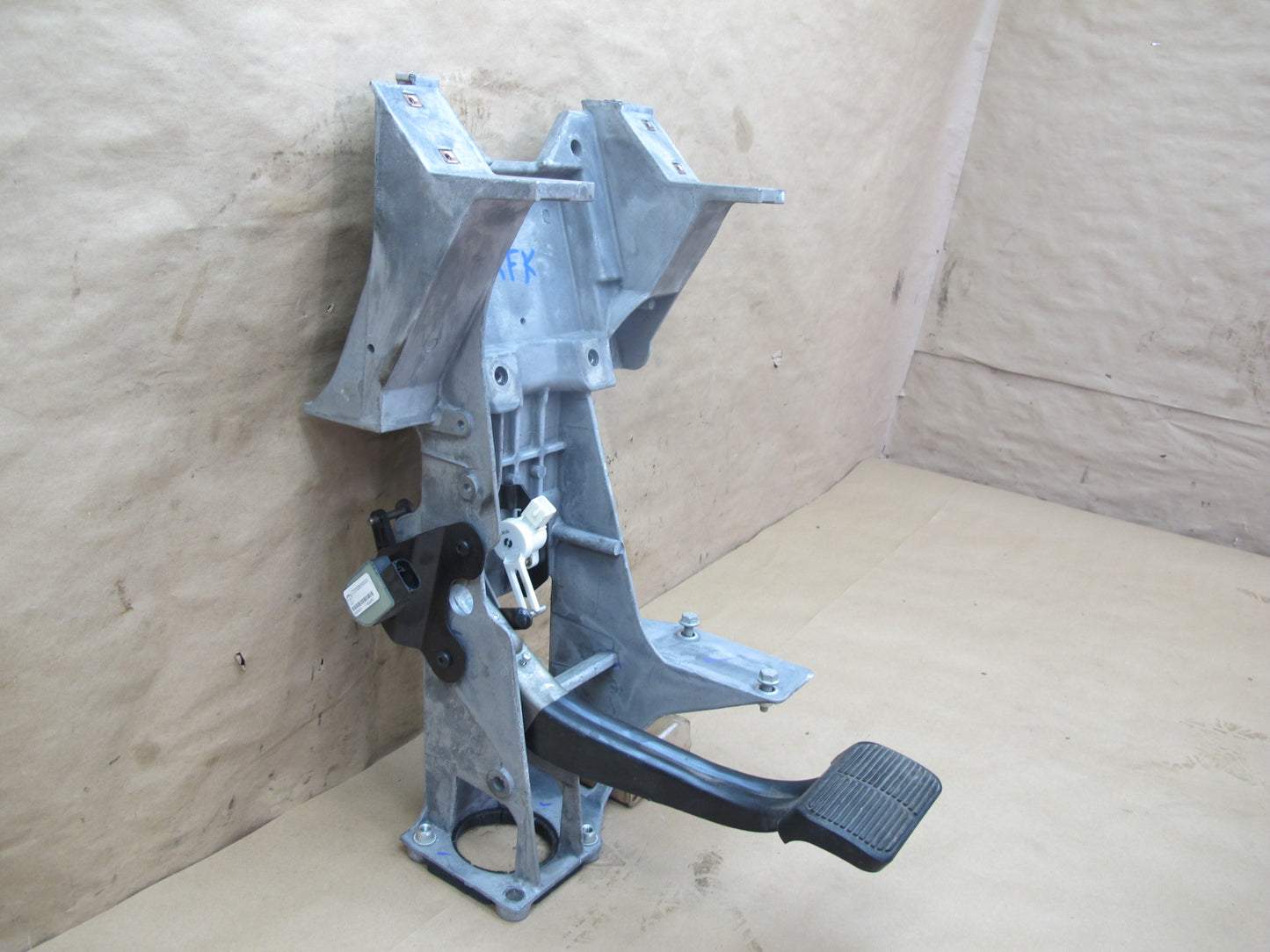 11-12 Fisker Karma Brake Pedal w Sensor & Mount Bracket Assembly OEM