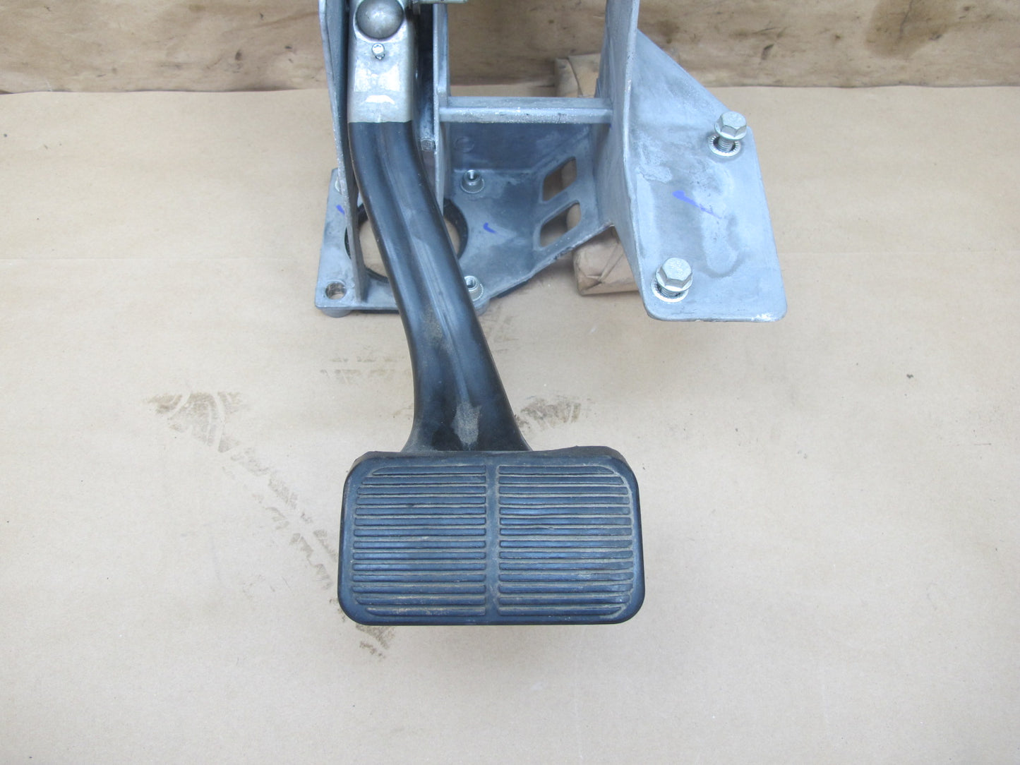 11-12 Fisker Karma Brake Pedal w Sensor & Mount Bracket Assembly OEM