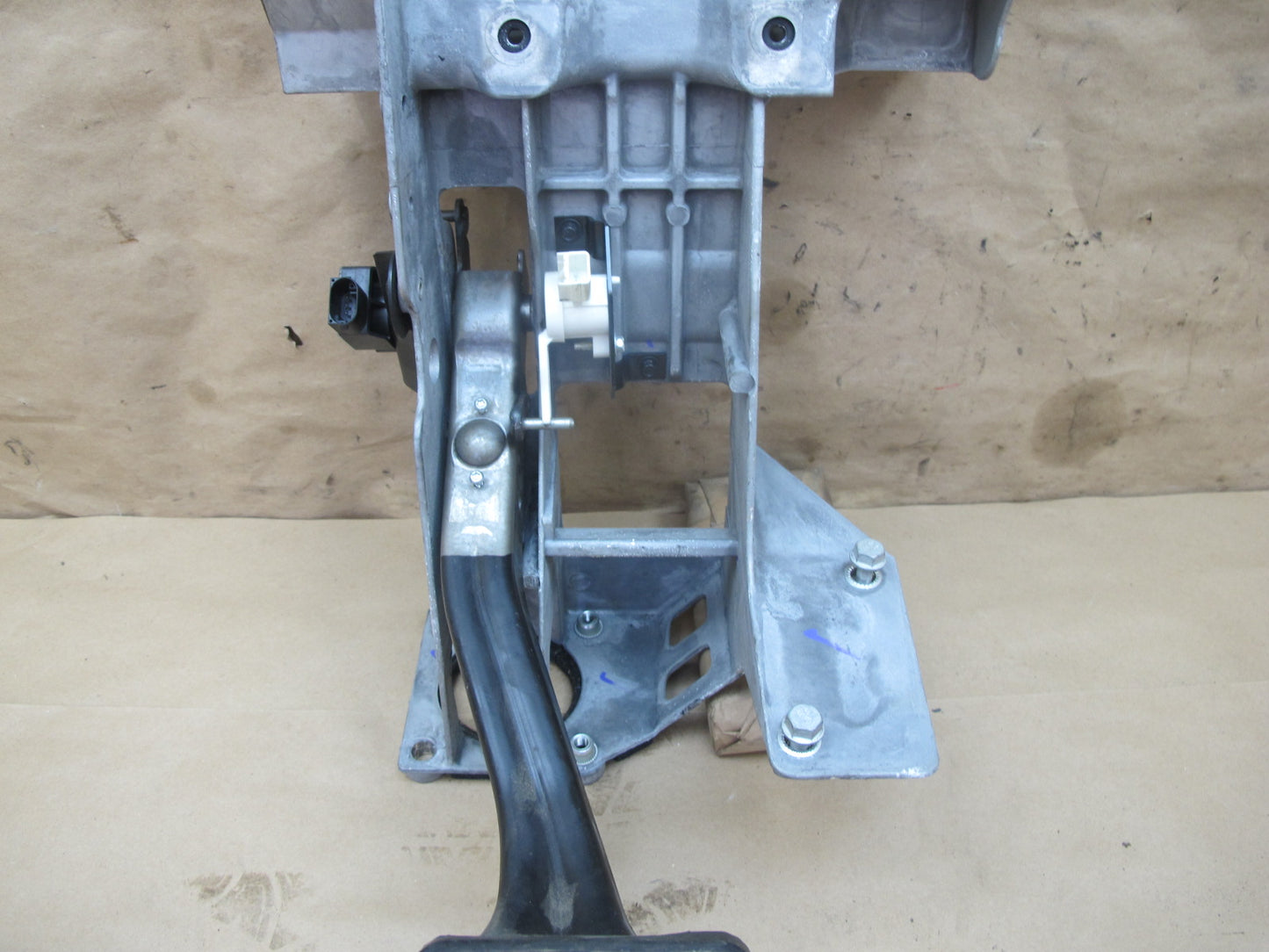 11-12 Fisker Karma Brake Pedal w Sensor & Mount Bracket Assembly OEM