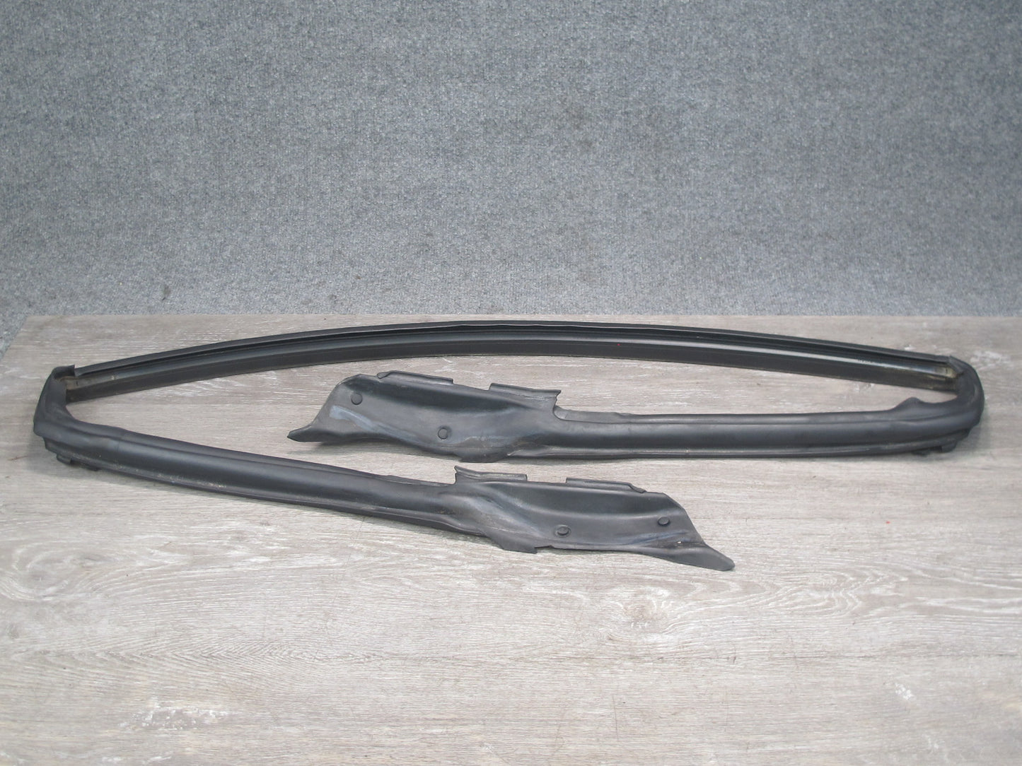 00-05 Toyota MR2 Spyder Front Windshield Weatherstrip Rubber Seal OEM