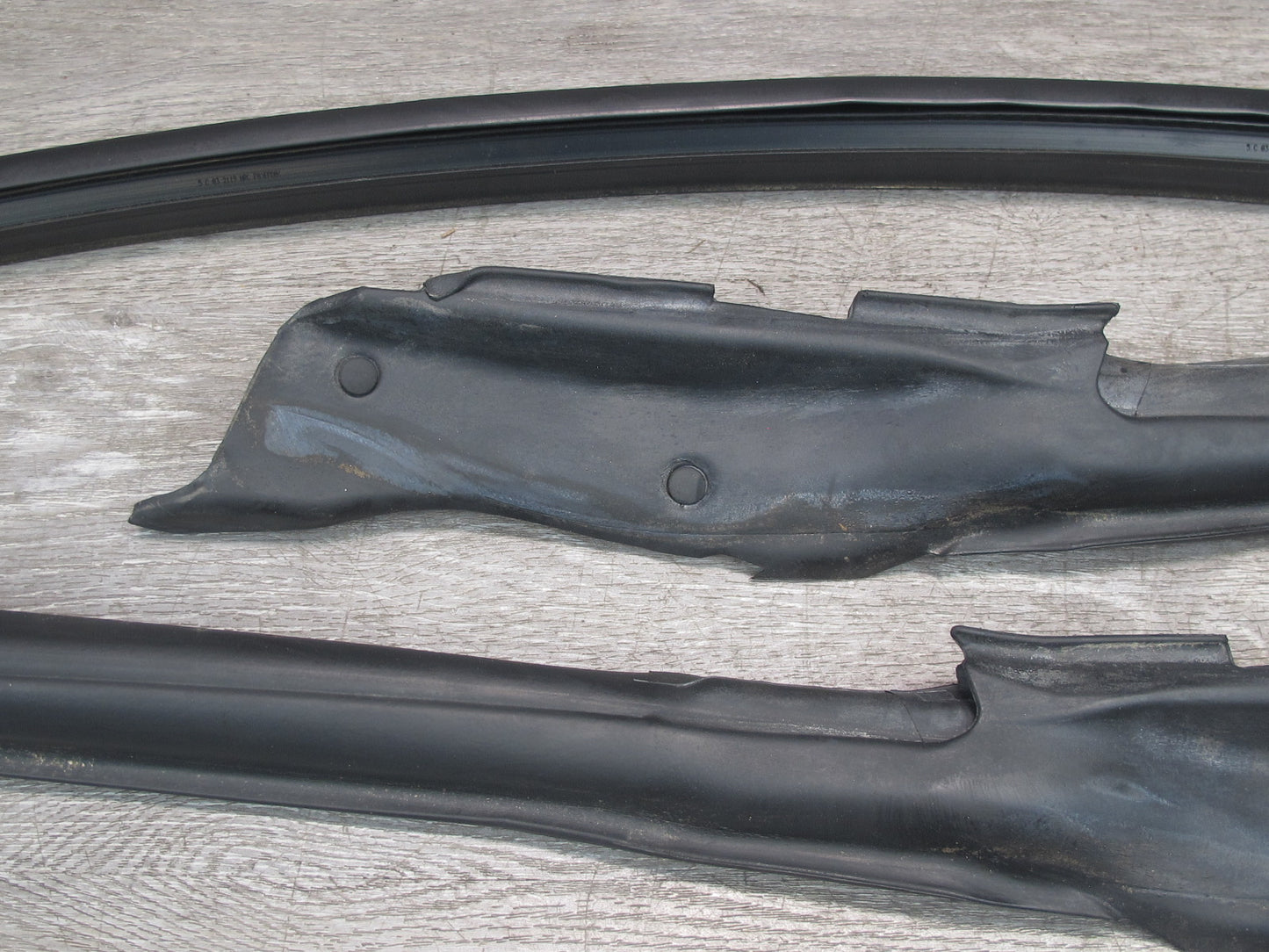 00-05 Toyota MR2 Spyder Front Windshield Weatherstrip Rubber Seal OEM