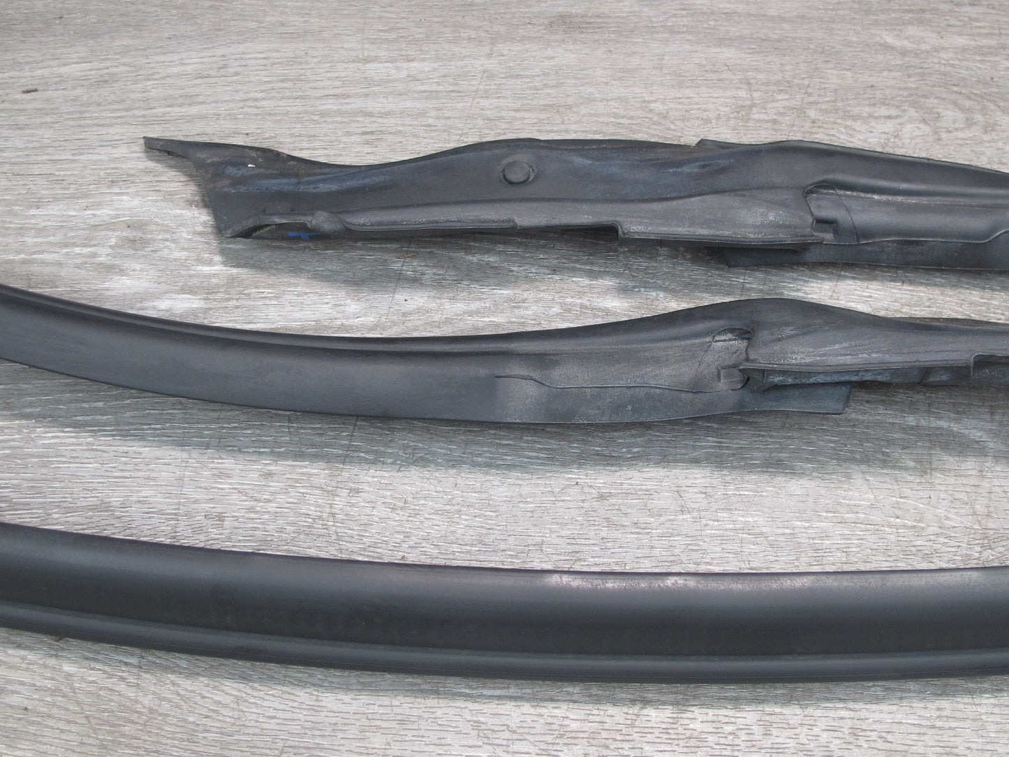 00-05 Toyota MR2 Spyder Front Windshield Weatherstrip Rubber Seal OEM