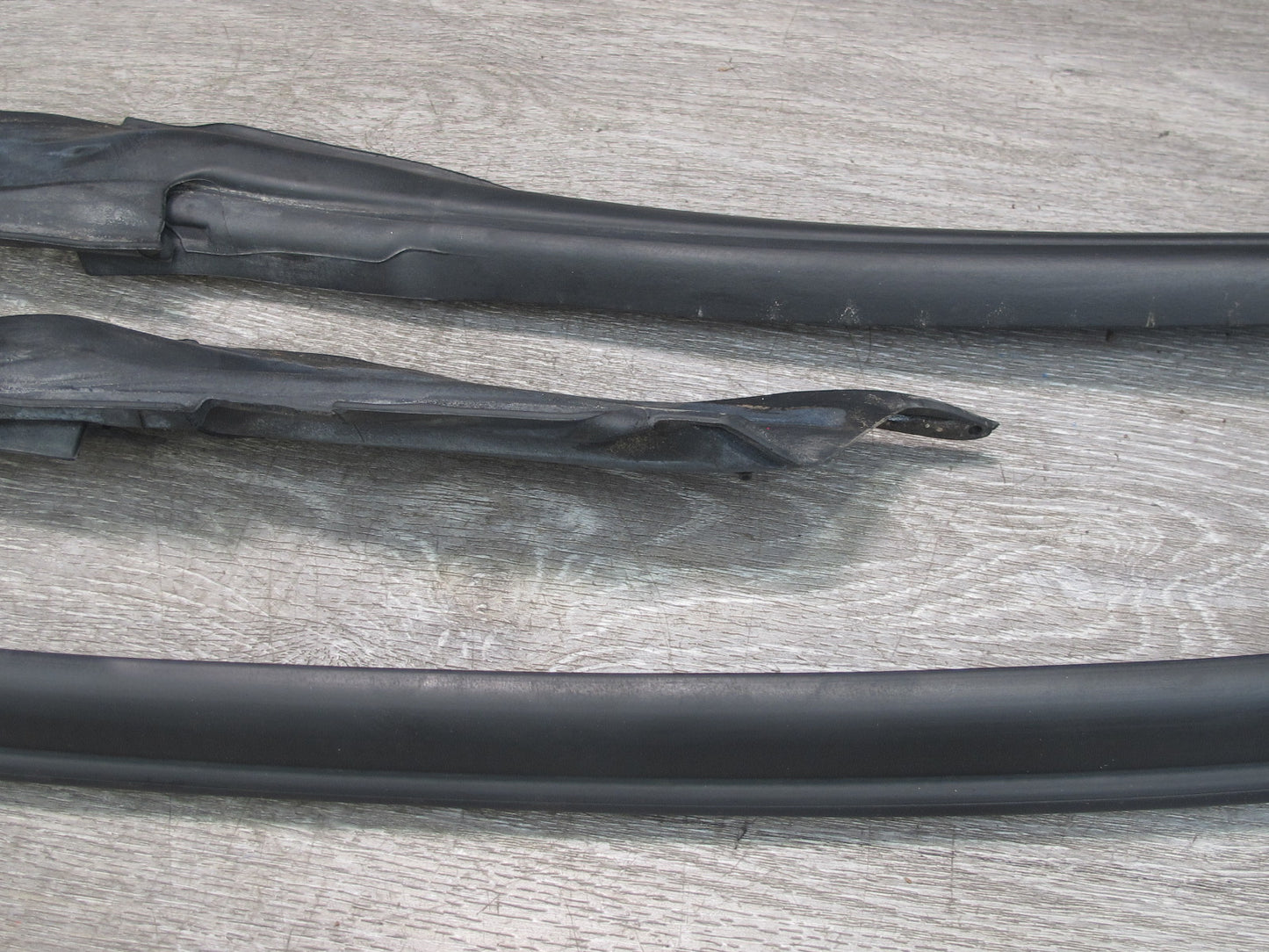 00-05 Toyota MR2 Spyder Front Windshield Weatherstrip Rubber Seal OEM