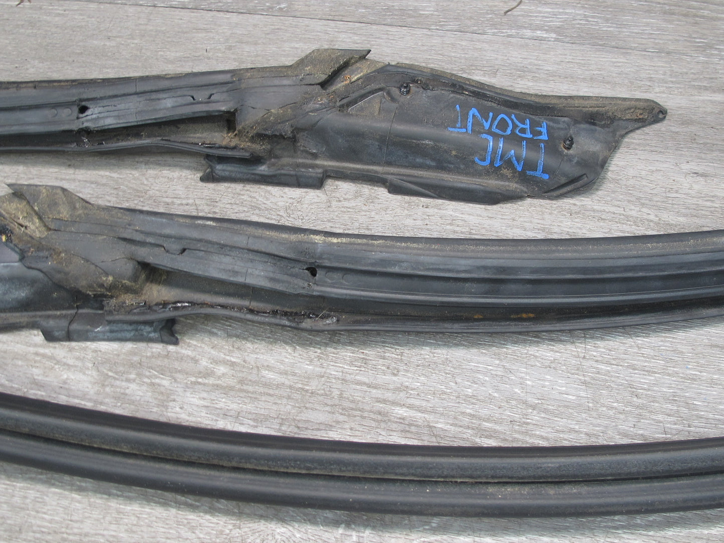 00-05 Toyota MR2 Spyder Front Windshield Weatherstrip Rubber Seal OEM