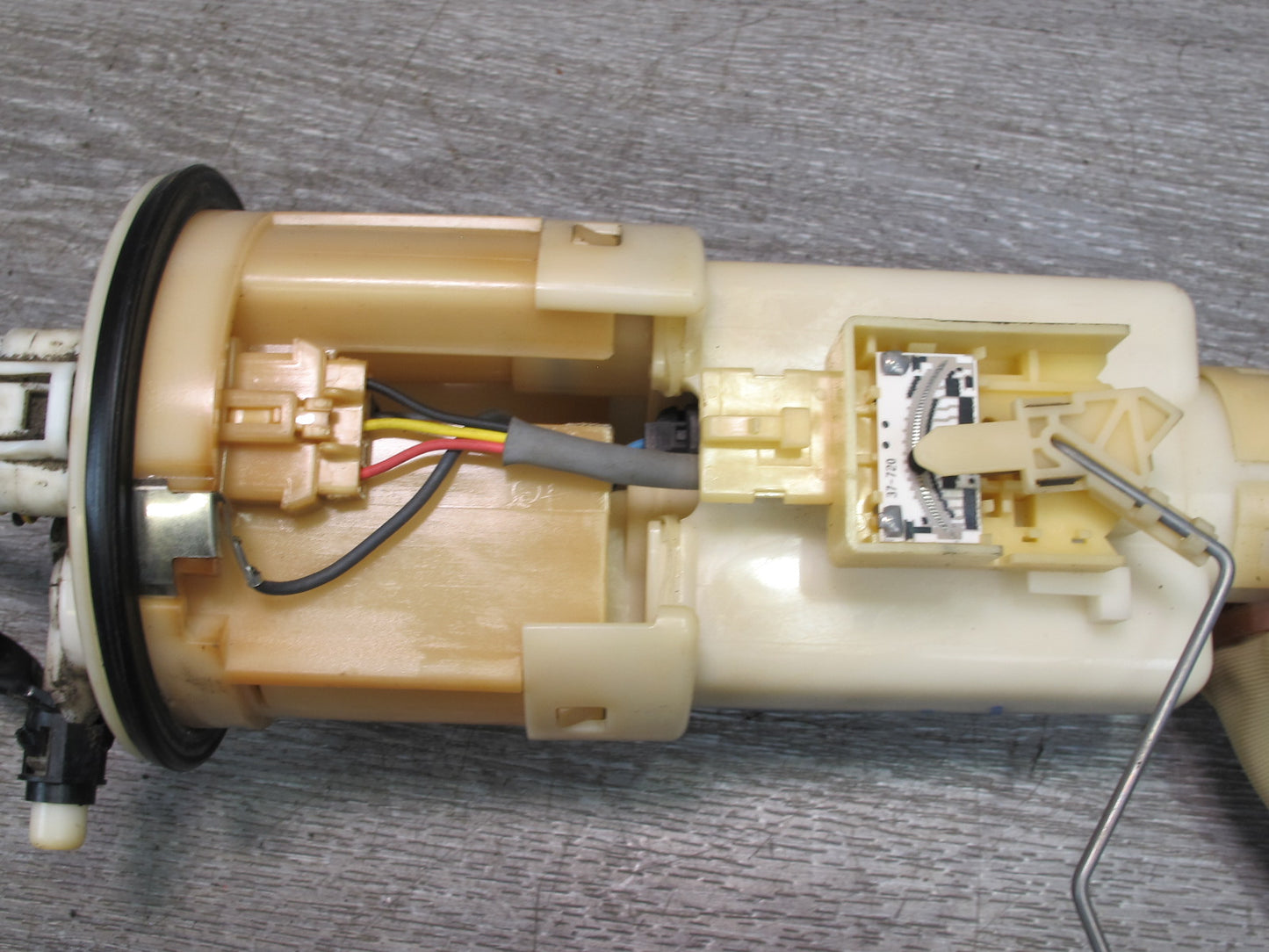 00-05 Toyota MR2 Spyder Fuel Pump w Vapor Pressure Sensor Assy OEM