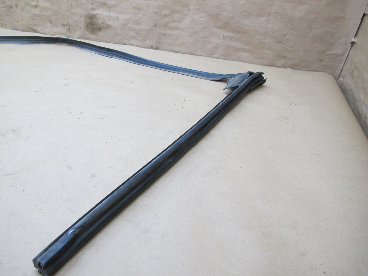 94-02 Mercedes R129 Front Windshield Weatherstrip Rubber Seal Gasket Set OEM