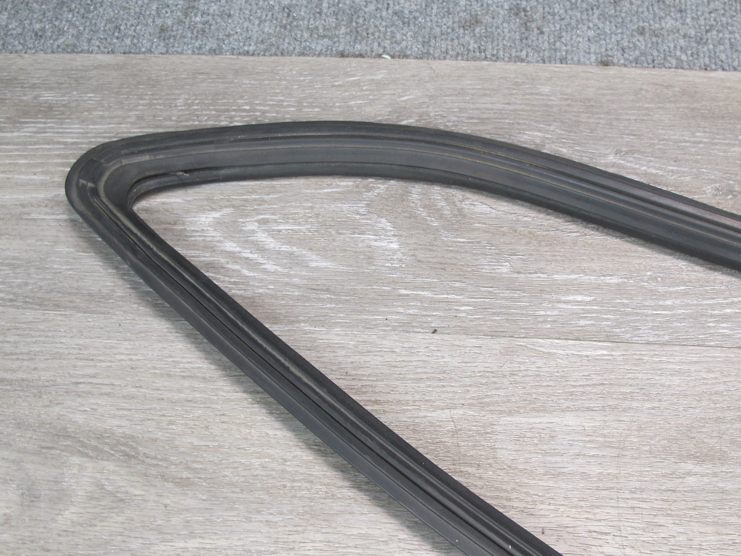 1983-1991 Porsche 928 S Rear Left Side Quarter Glass Weatherstrip Rubber Seal