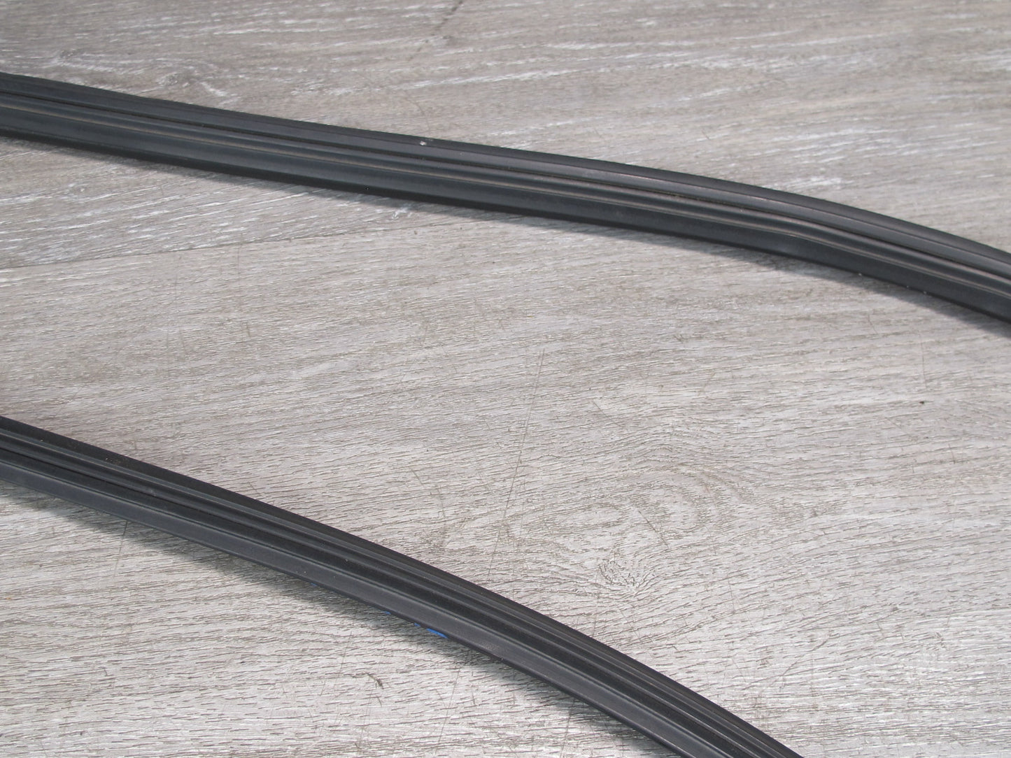 1983-1991 Porsche 928 S Rear Left Side Quarter Glass Weatherstrip Rubber Seal