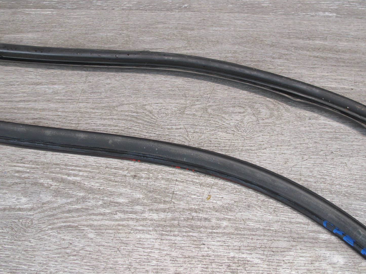 1983-1991 Porsche 928 S Rear Left Side Quarter Glass Weatherstrip Rubber Seal