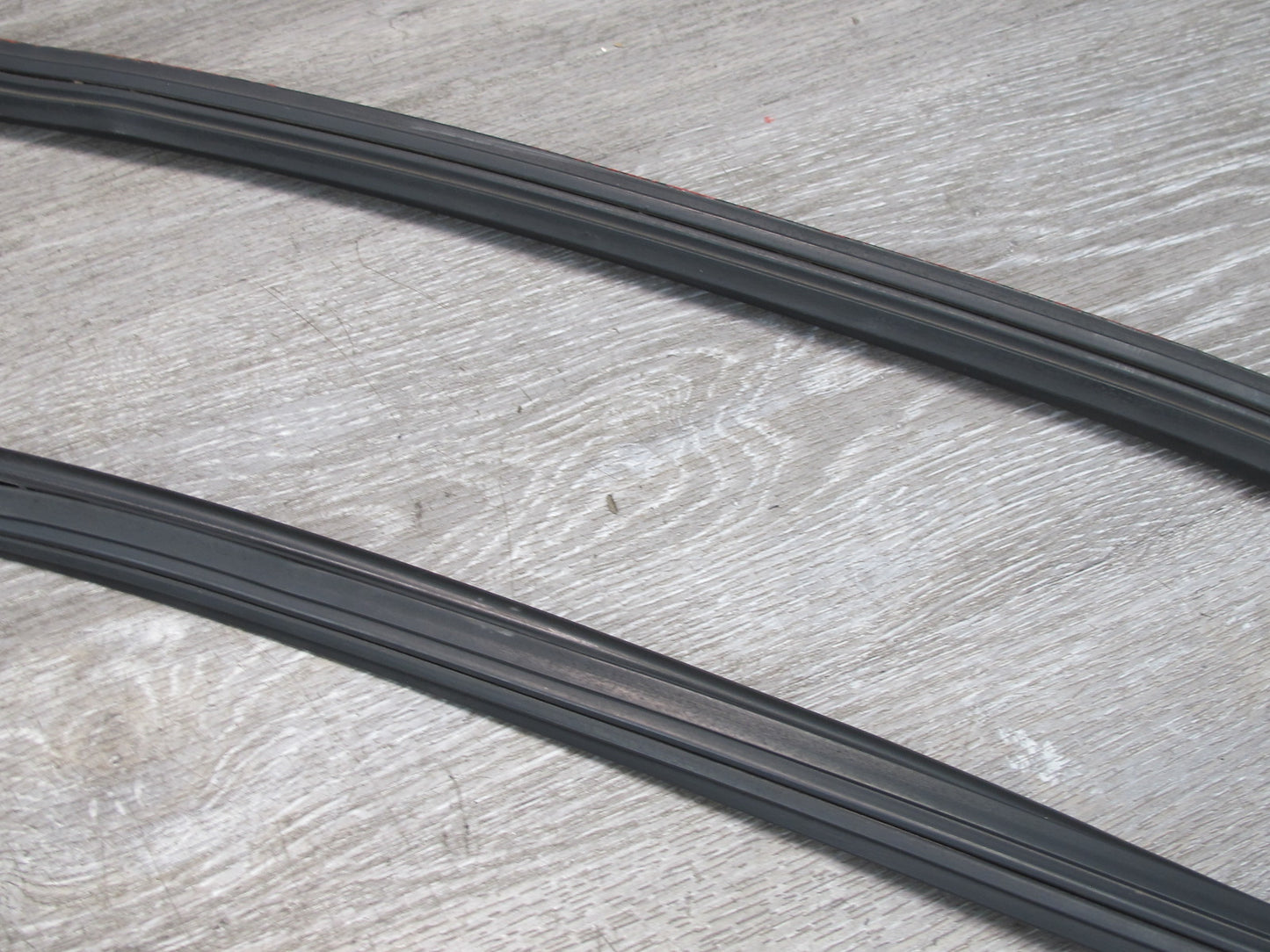 1983-1991 Porsche 928 S4 Rear Right Side Quarter Glass Weatherstrip Rubber Seal