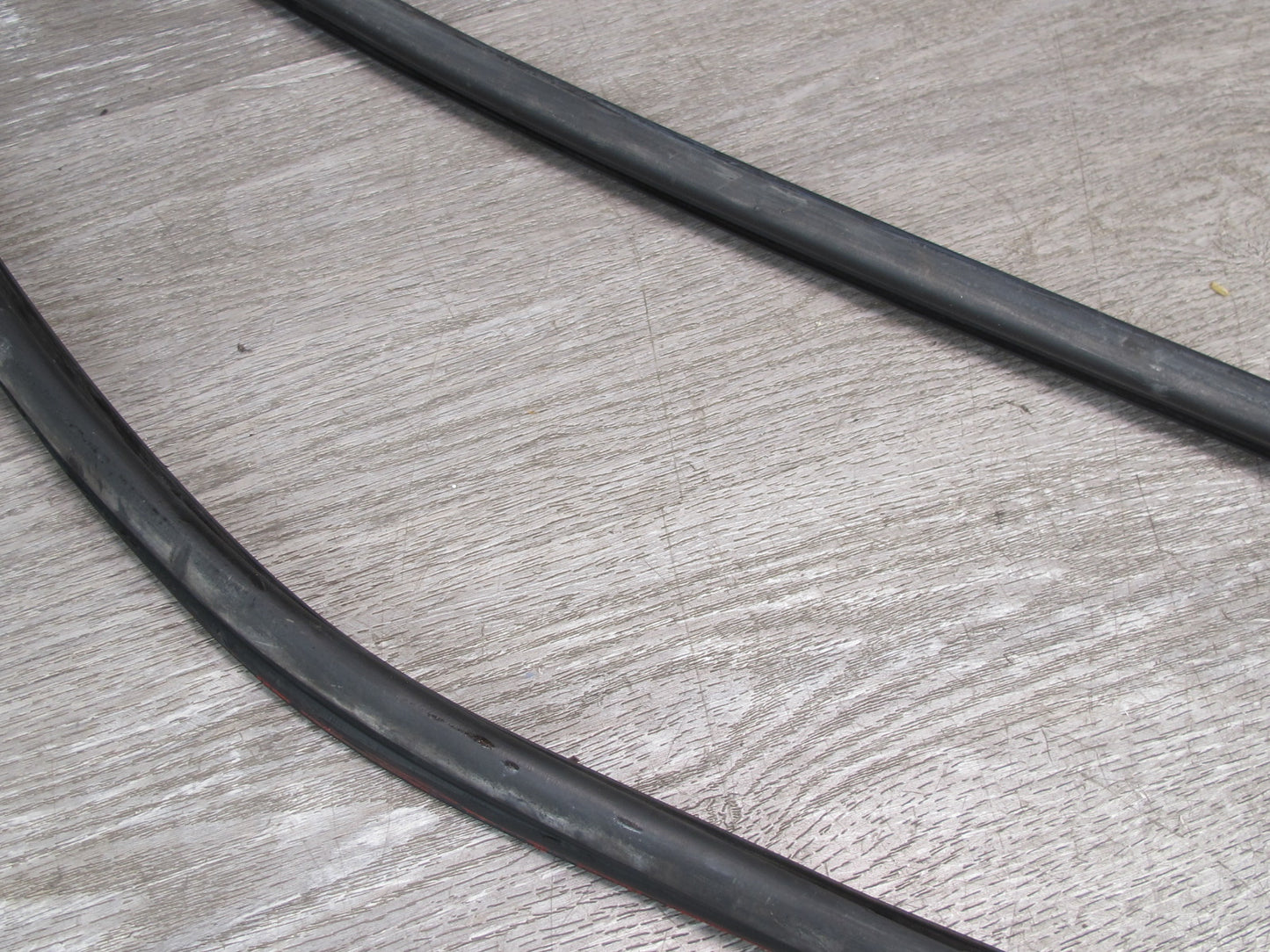 1983-1991 Porsche 928 S4 Rear Right Side Quarter Glass Weatherstrip Rubber Seal