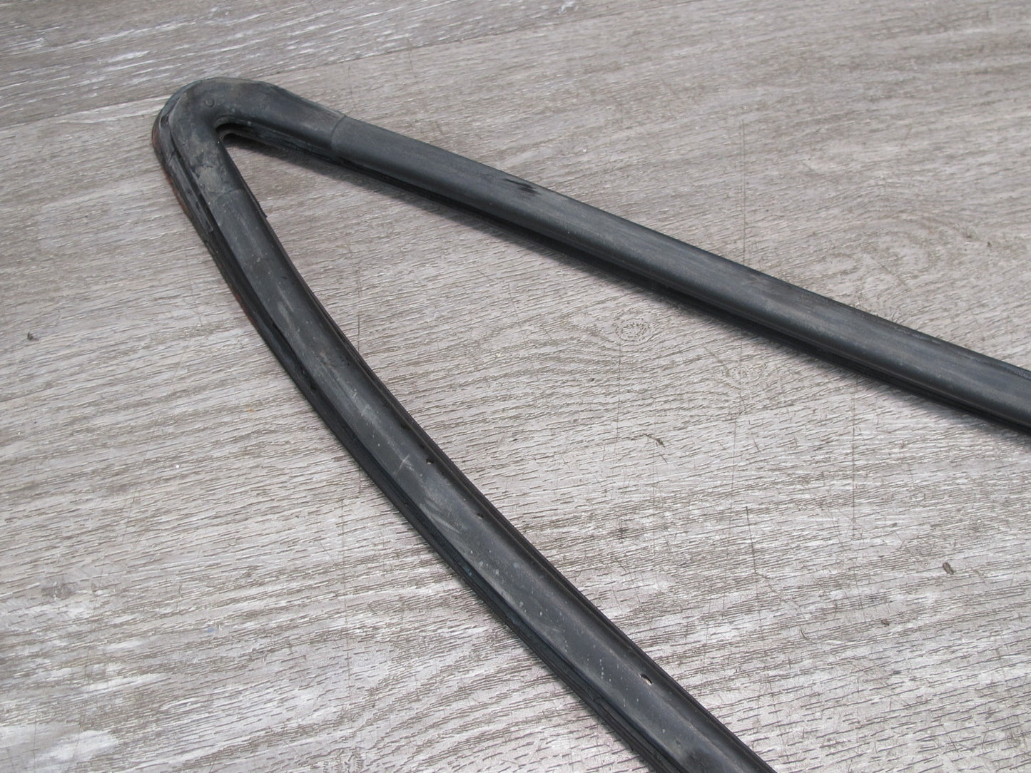 1983-1991 Porsche 928 S4 Rear Right Side Quarter Glass Weatherstrip Rubber Seal