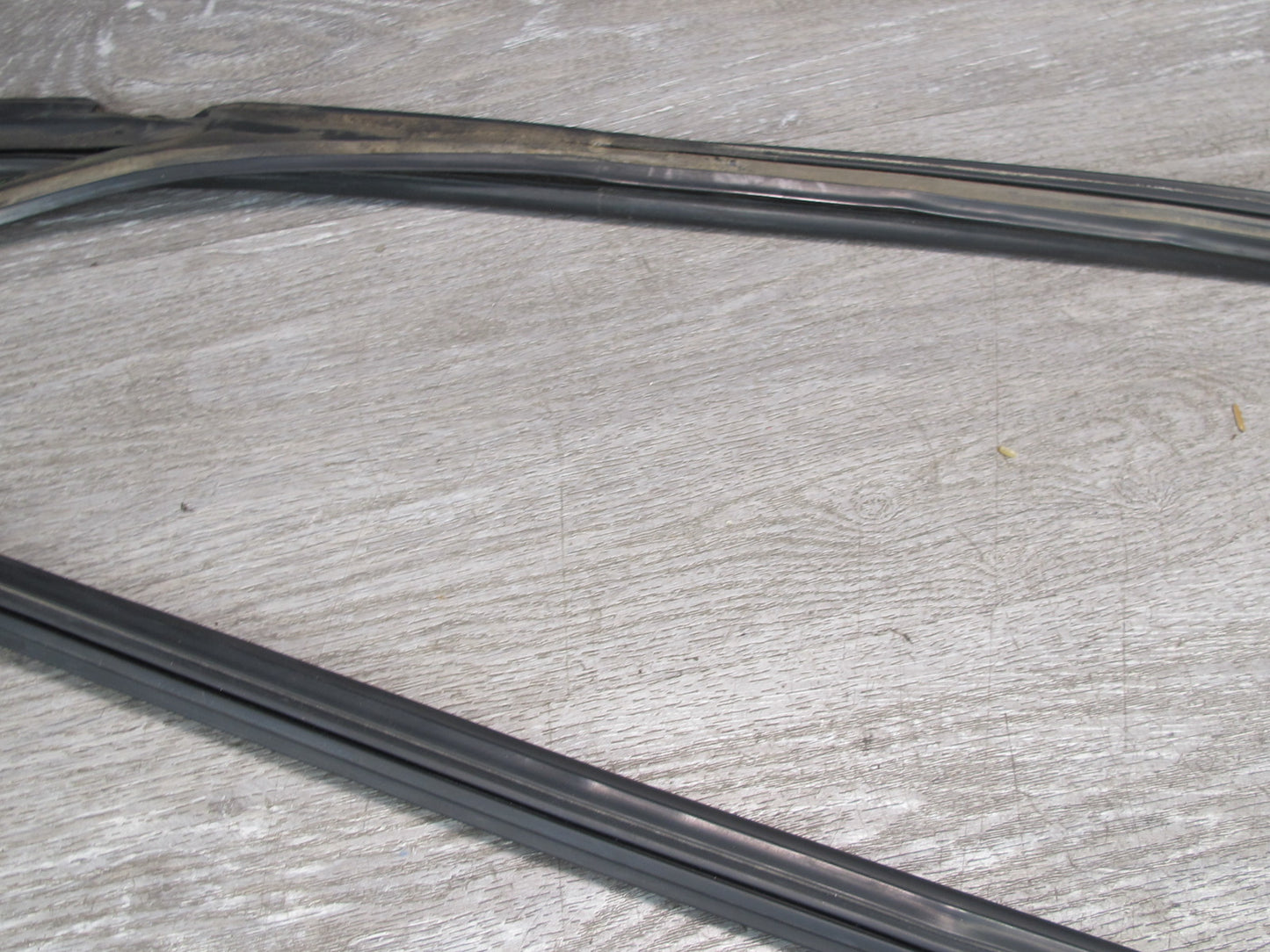 1983-1991 Porsche 928 S Rear Left Side Quarter Glass Weatherstrip Rubber Seal