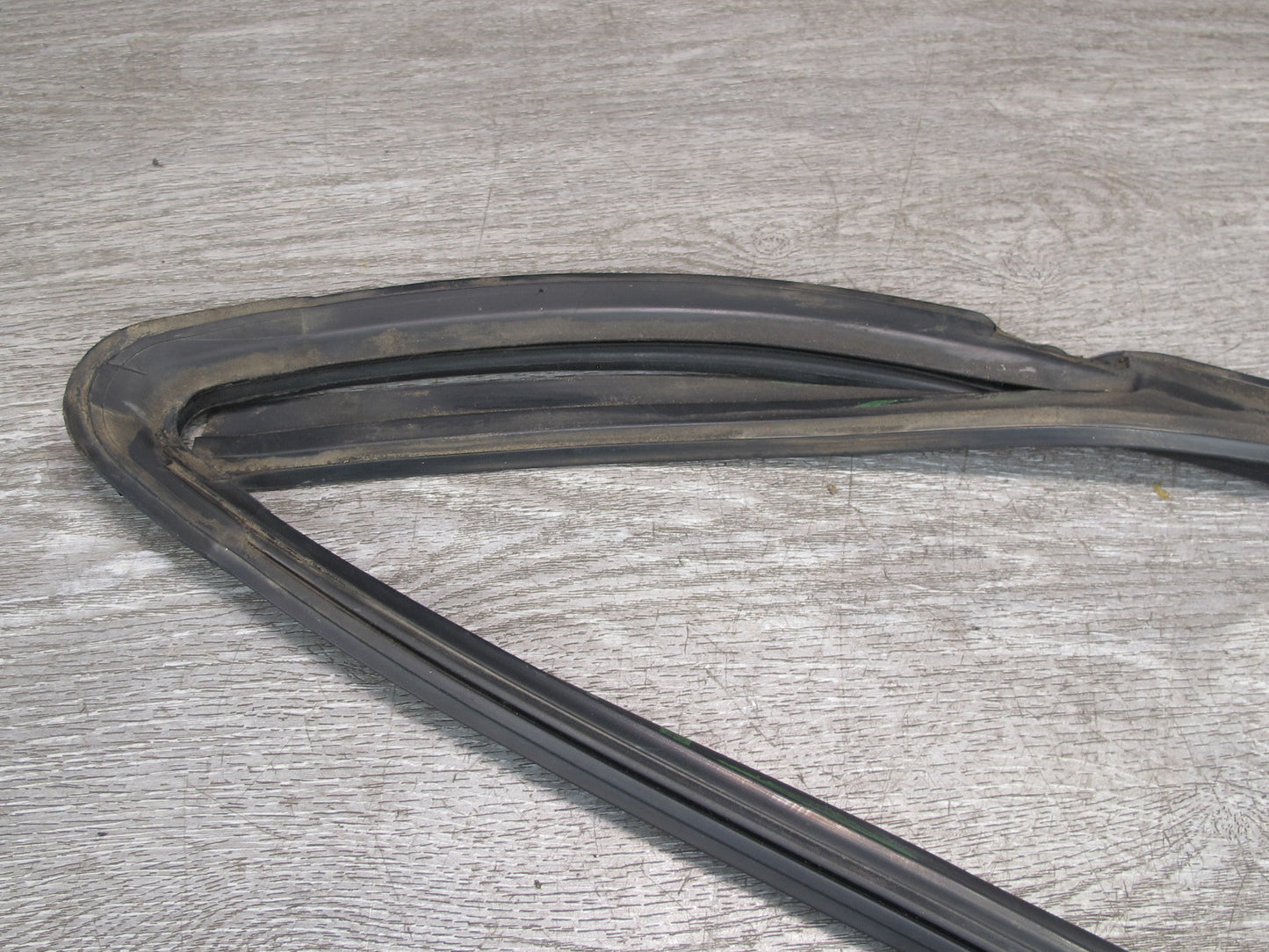 1983-1991 Porsche 928 S Rear Left Side Quarter Glass Weatherstrip Rubber Seal