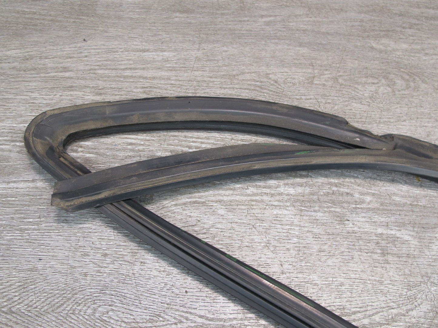 1983-1991 Porsche 928 S Rear Left Side Quarter Glass Weatherstrip Rubber Seal