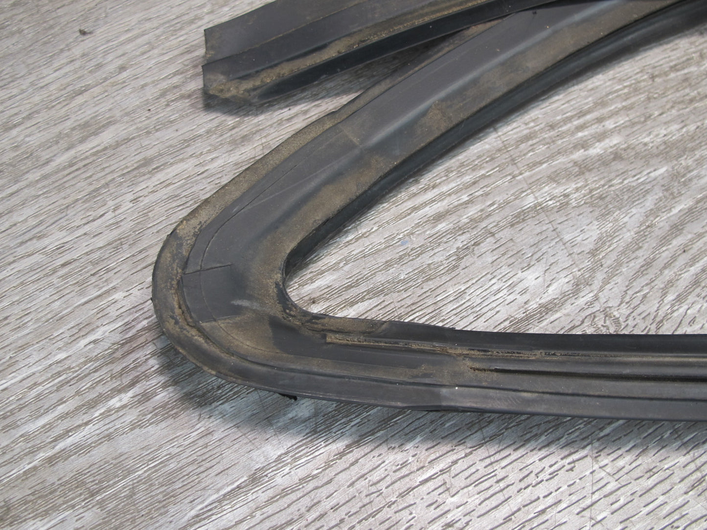 1983-1991 Porsche 928 S Rear Left Side Quarter Glass Weatherstrip Rubber Seal