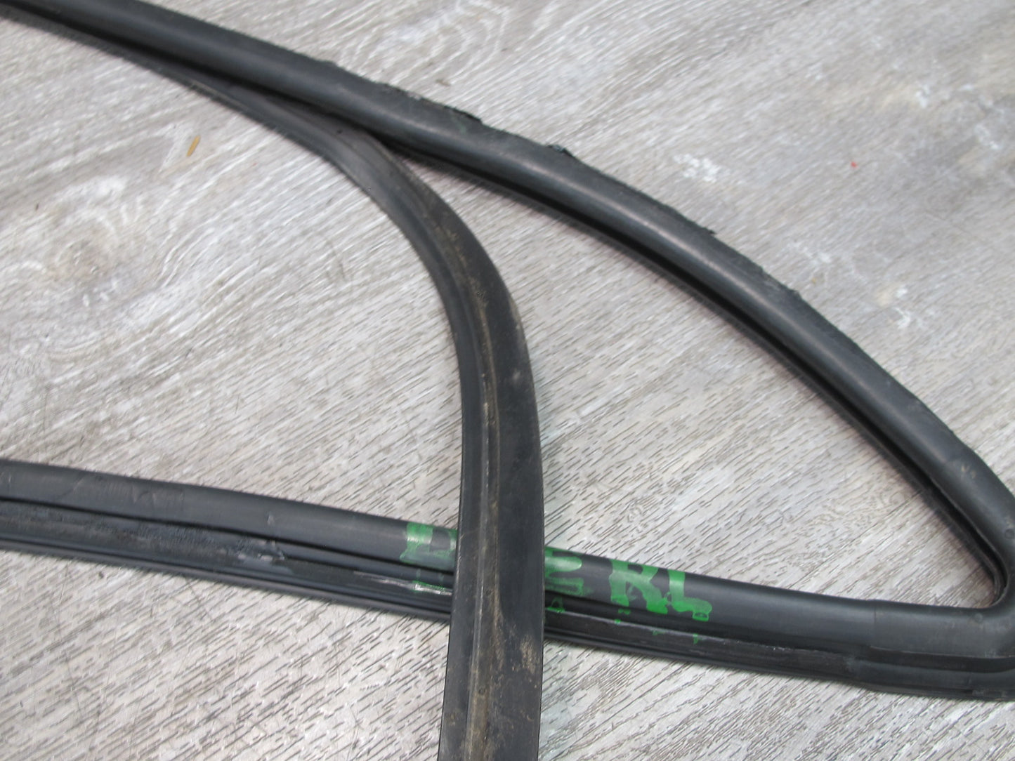 1983-1991 Porsche 928 S Rear Left Side Quarter Glass Weatherstrip Rubber Seal