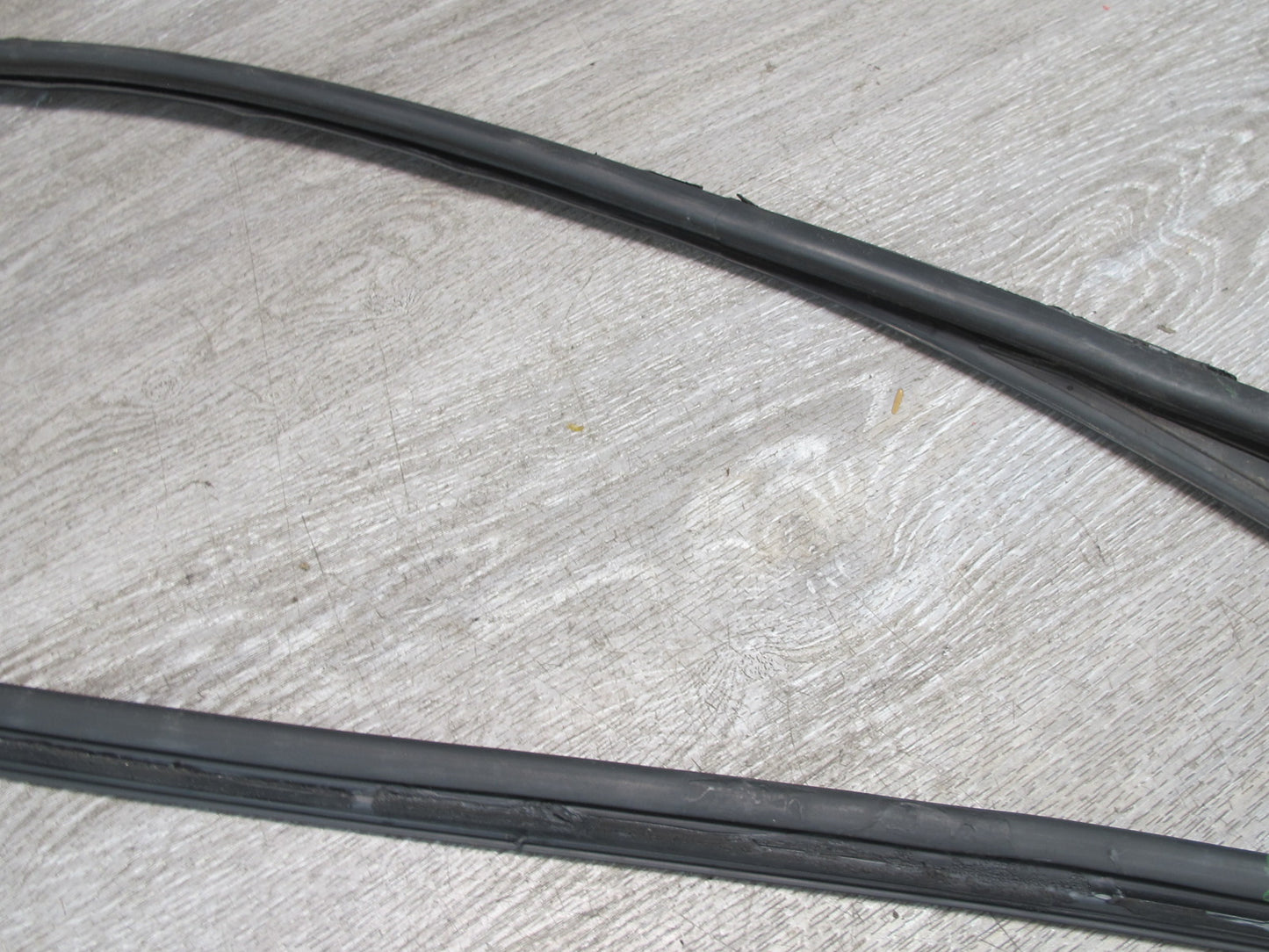 1983-1991 Porsche 928 S Rear Left Side Quarter Glass Weatherstrip Rubber Seal