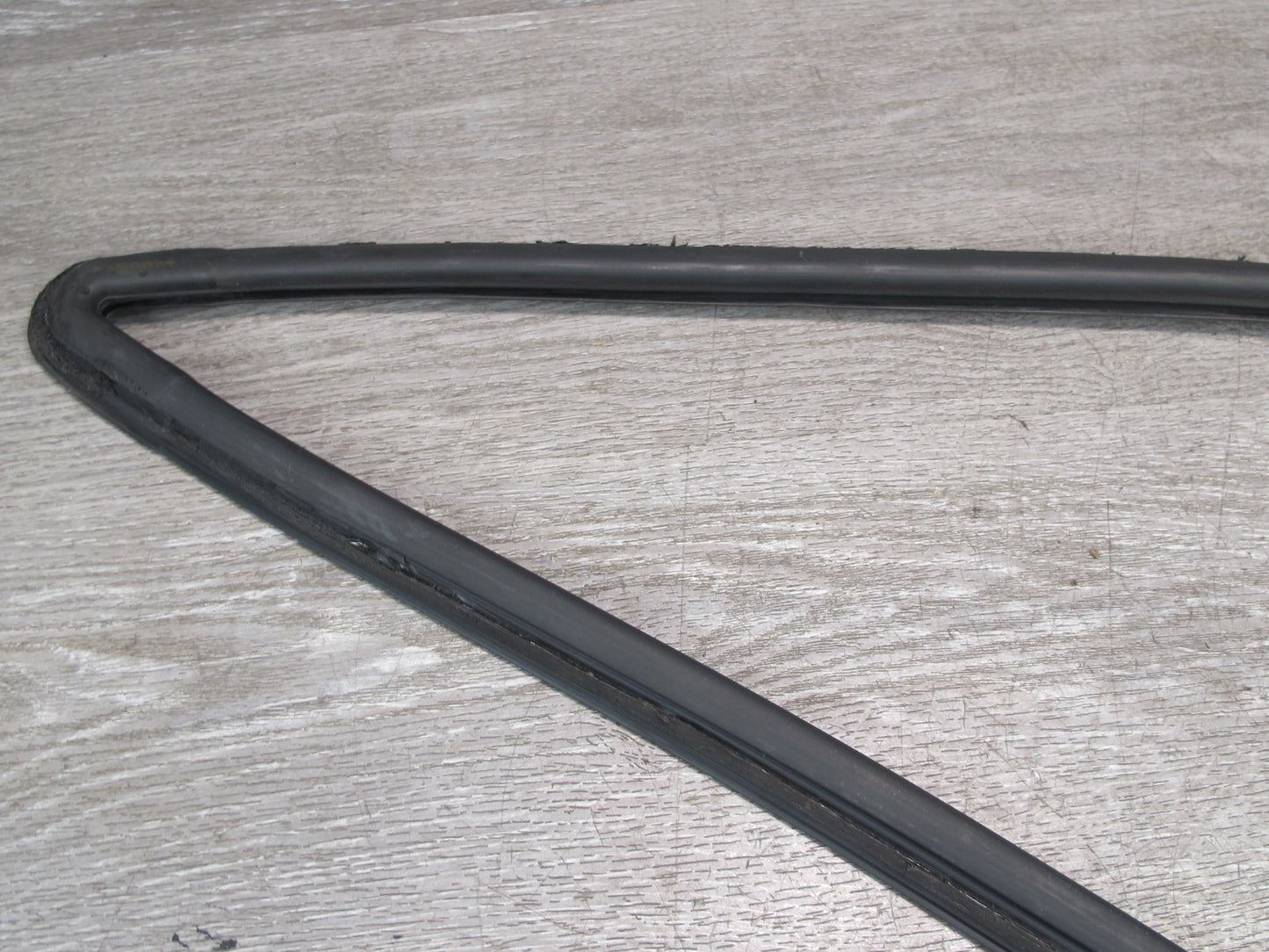 1983-1991 Porsche 928 S Rear Left Side Quarter Glass Weatherstrip Rubber Seal