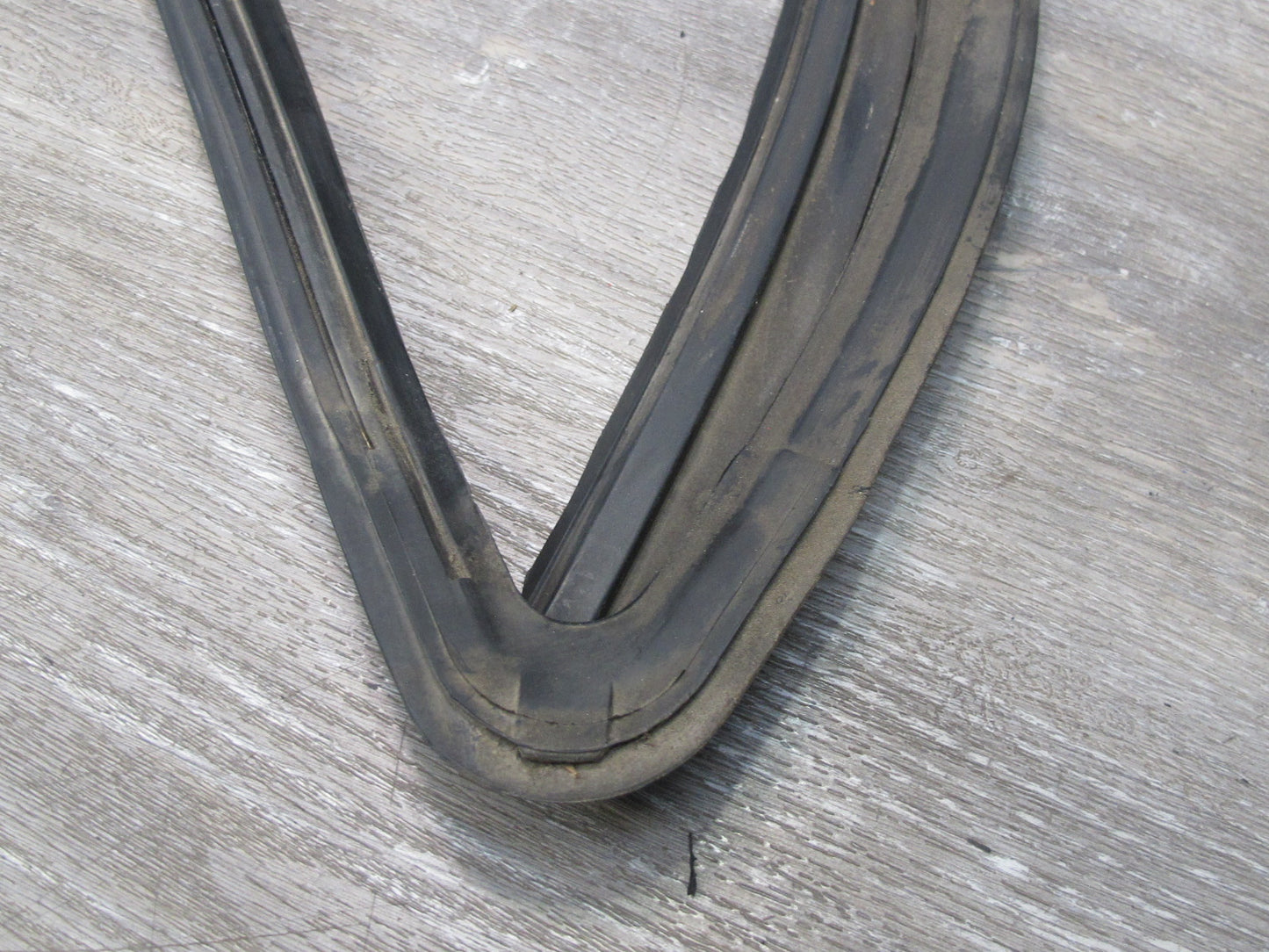 1983-1991 Porsche 928 S Rear Right Side Quarter Glass Weatherstrip Rubber Seal