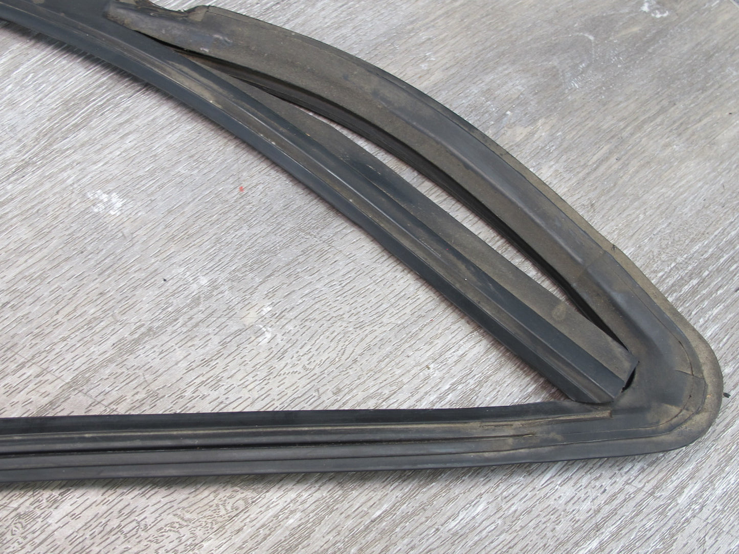 1983-1991 Porsche 928 S Rear Right Side Quarter Glass Weatherstrip Rubber Seal