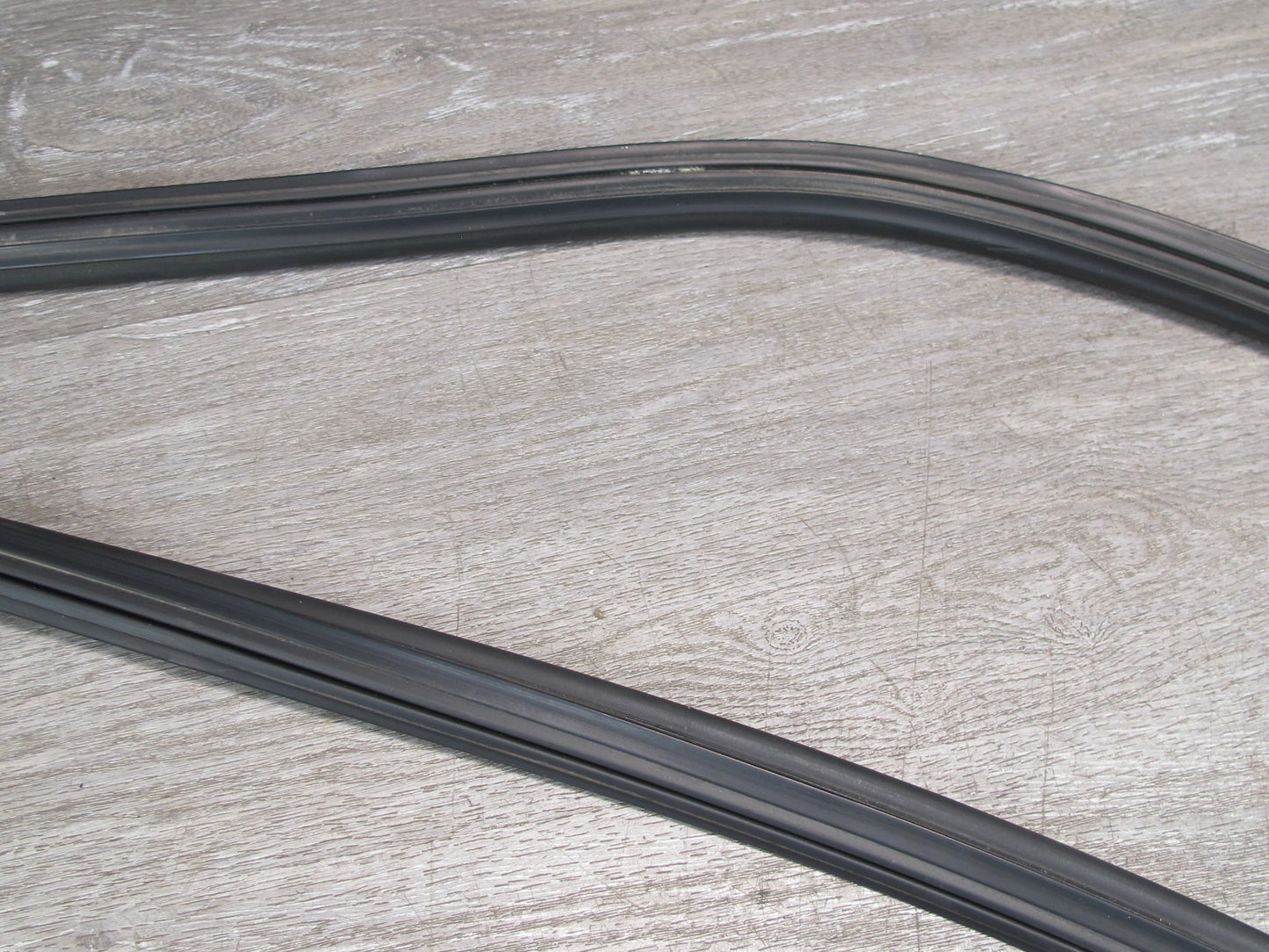 1983-1991 Porsche 928 S Rear Right Side Quarter Glass Weatherstrip Rubber Seal