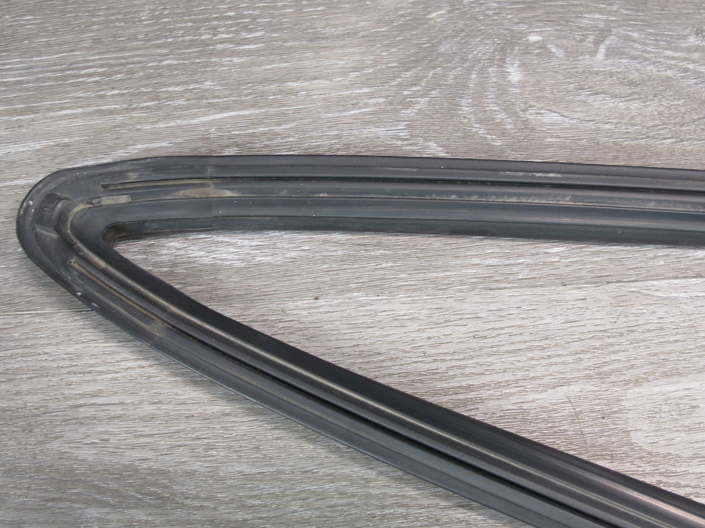 1983-1991 Porsche 928 S Rear Right Side Quarter Glass Weatherstrip Rubber Seal