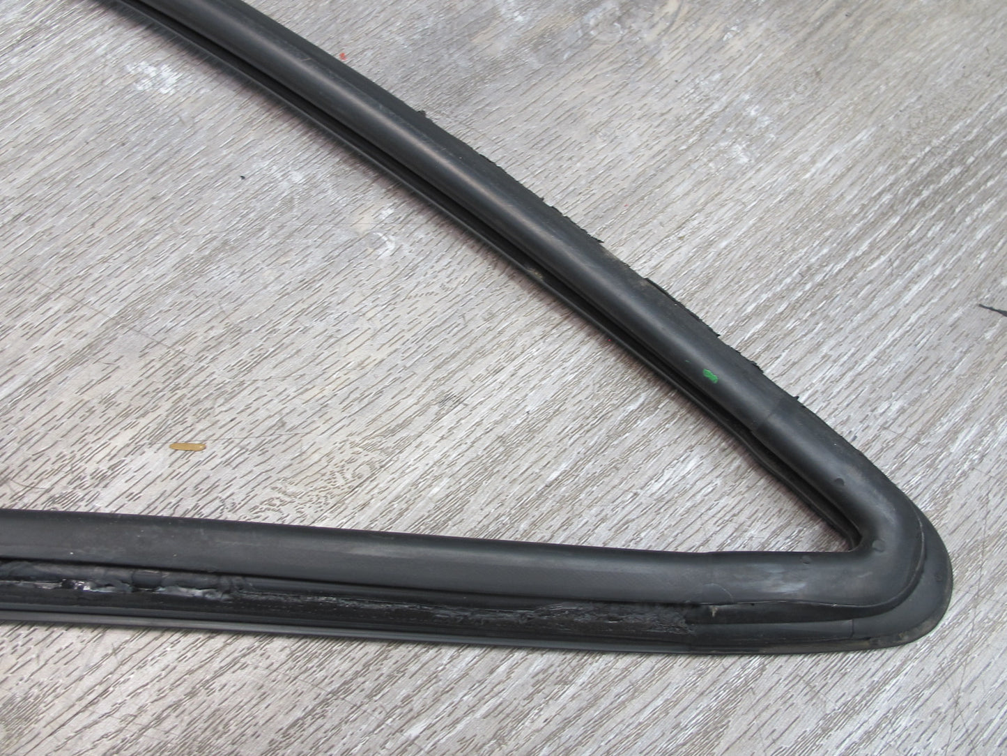 1983-1991 Porsche 928 S Rear Right Side Quarter Glass Weatherstrip Rubber Seal