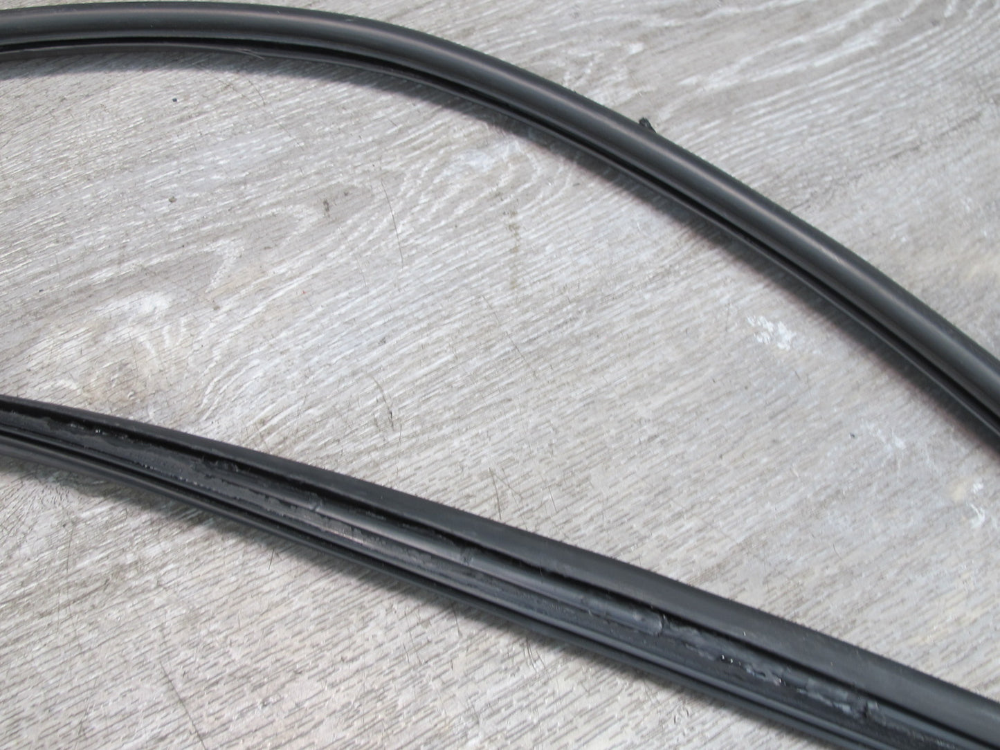 1983-1991 Porsche 928 S Rear Right Side Quarter Glass Weatherstrip Rubber Seal