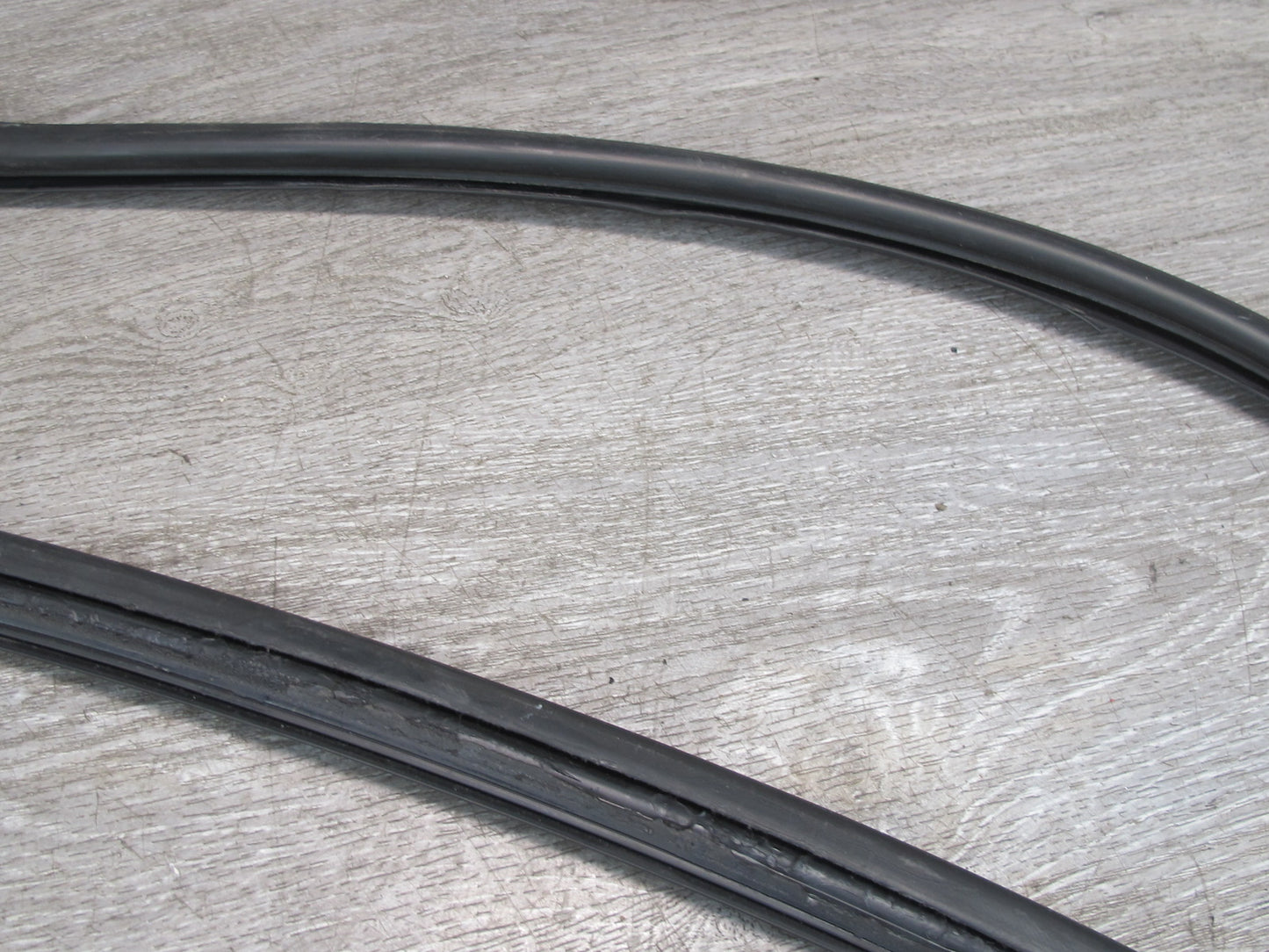 1983-1991 Porsche 928 S Rear Right Side Quarter Glass Weatherstrip Rubber Seal