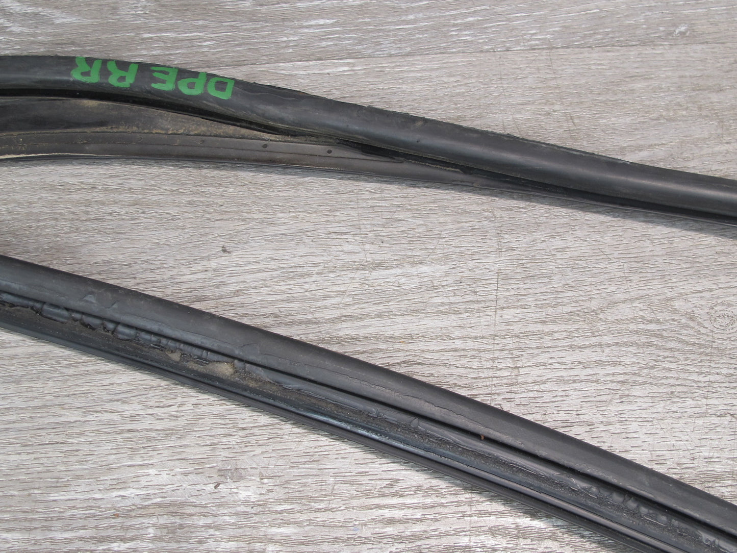 1983-1991 Porsche 928 S Rear Right Side Quarter Glass Weatherstrip Rubber Seal