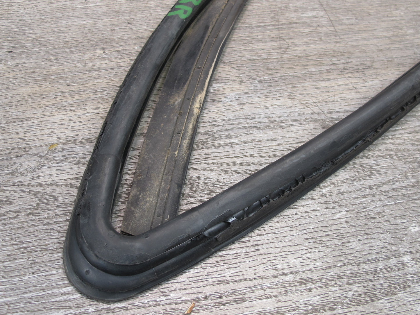 1983-1991 Porsche 928 S Rear Right Side Quarter Glass Weatherstrip Rubber Seal