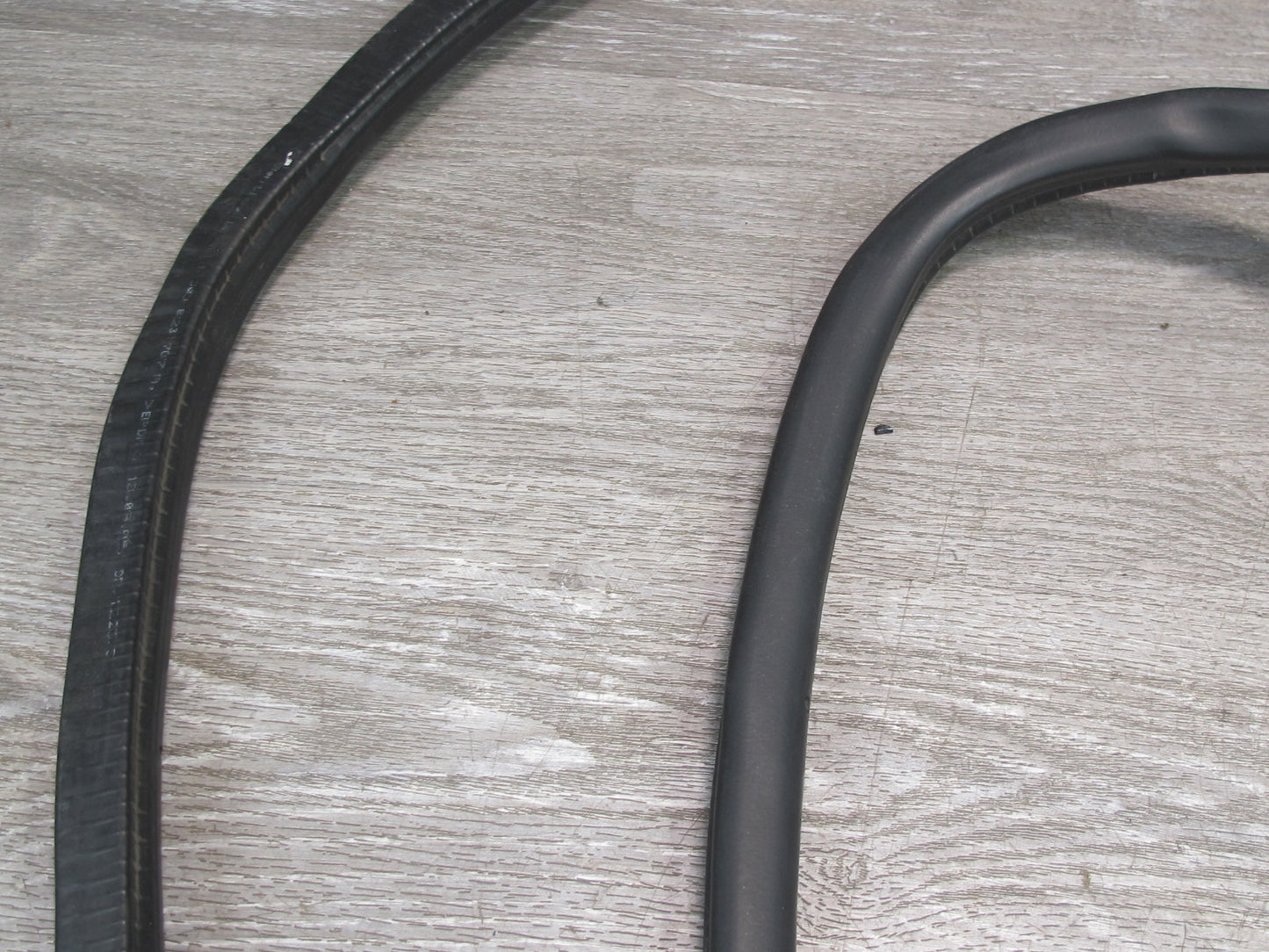 2006-2012 Bentley Flying Spur Front Hood Bonnet Weatherstrip Rubber Seal