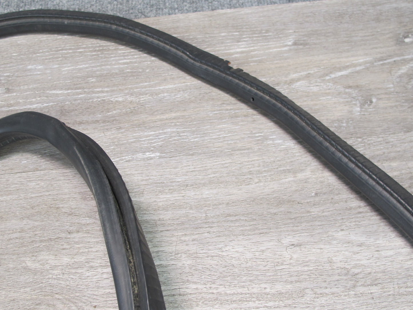 2006-2012 Bentley Flying Spur Front Hood Bonnet Weatherstrip Rubber Seal