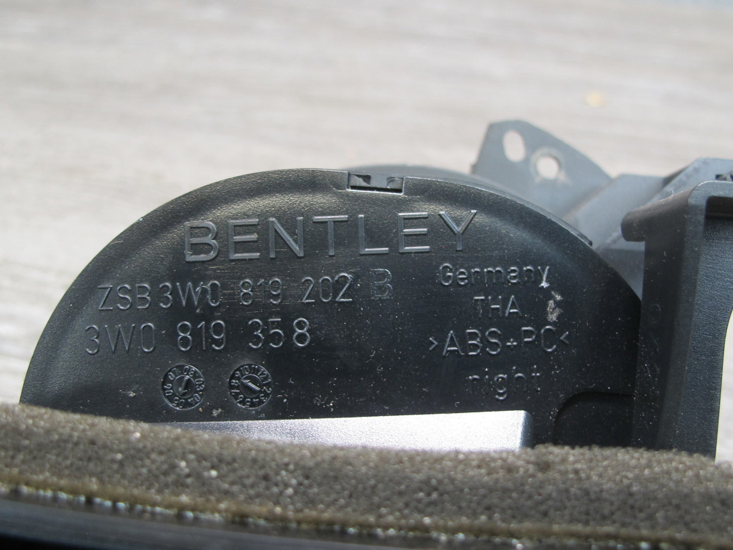 03-10 Bentley Continental GTC GT Flying Spur Dash Front Right A/C Air Vent