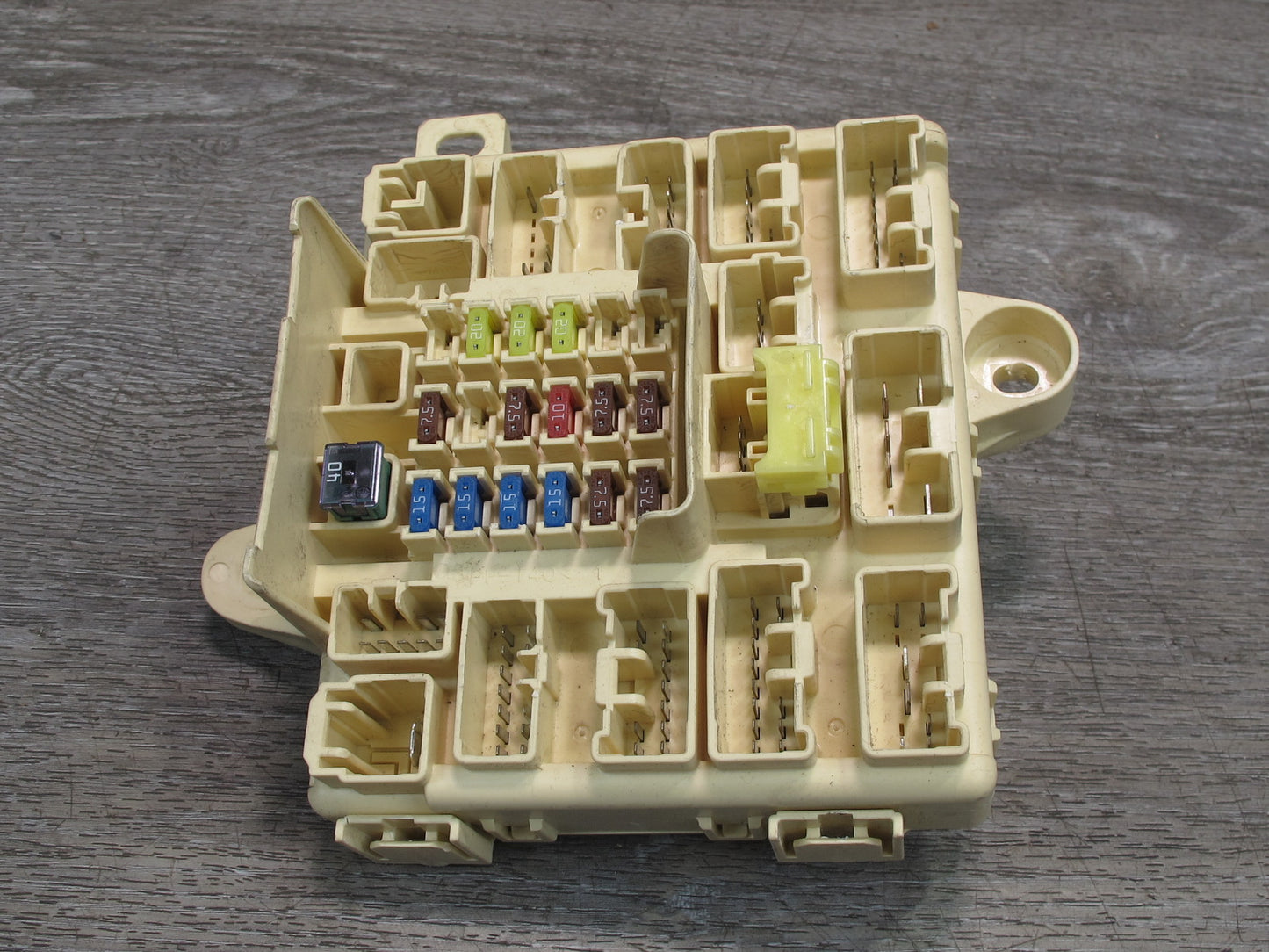 02-05 Lexus JCE10L IS300 Right Junction Fuse Relay Box OEM